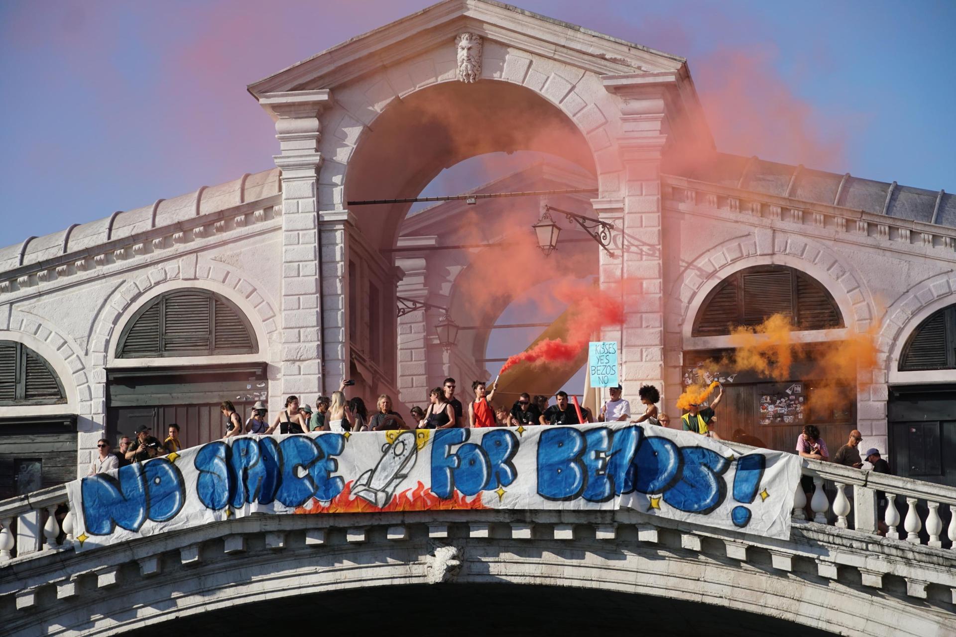 FOTODELDÍA - VENECIA, 28/06/2025.- Varias personas participan en la protesta 'No Space for Bezos' un día después de la boda de Jeff Bezos y Lauren Sanchez, en Venecia. EFE/ANDREA MEROLA
