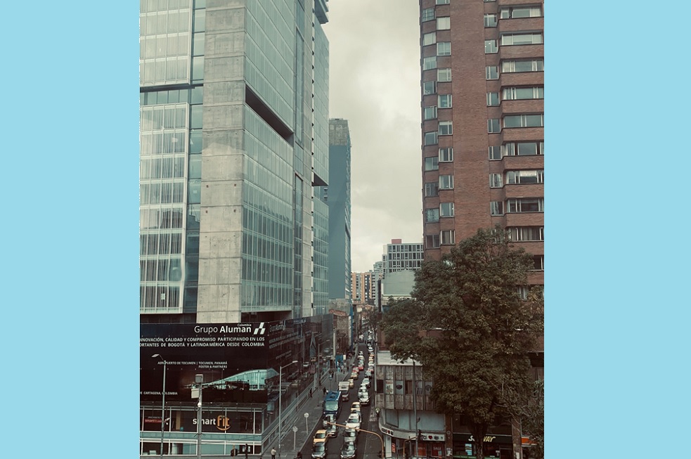 Imagen de la carrera Quinta entre calles 19 y 21Maarten Goossens / Marc Jané / Camilo VillatePero hay una diferencia fundamental entre la norma de 1916 de Nueva York y las de 2007 y 2014 de Bogotá. La primera, que fue modelo de normas posteriores en el mundo y aparentemente con casi un siglo de atraso en Bogotá, buscaba garantizar la entrada de luz y aire a calles y avenidas de la ciudad. En Bogotá, por el contrario, la norma obliga a retrocederse, no del espacio público (calles y carreras), sino apartarse de edificios vecinos construidos o por construir, por los costados o por la parte posterior del predio.