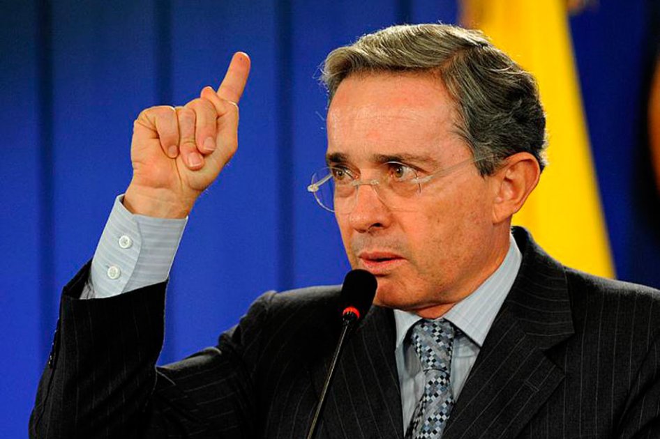 Piden investigar a Uribe por dos masacres, él se defiende