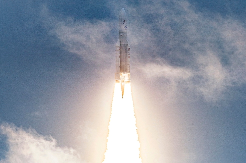 El cohete Ariane 5 de Arianespace se lanza con el telescopio espacial James Webb de la NASA a bordo, el sábado 25 de diciembre de 2021, desde la zona de lanzamiento ELA-3 del puerto espacial europeo en el Centro Espacial de la Guayana en Kourou, Guayana Francesa.