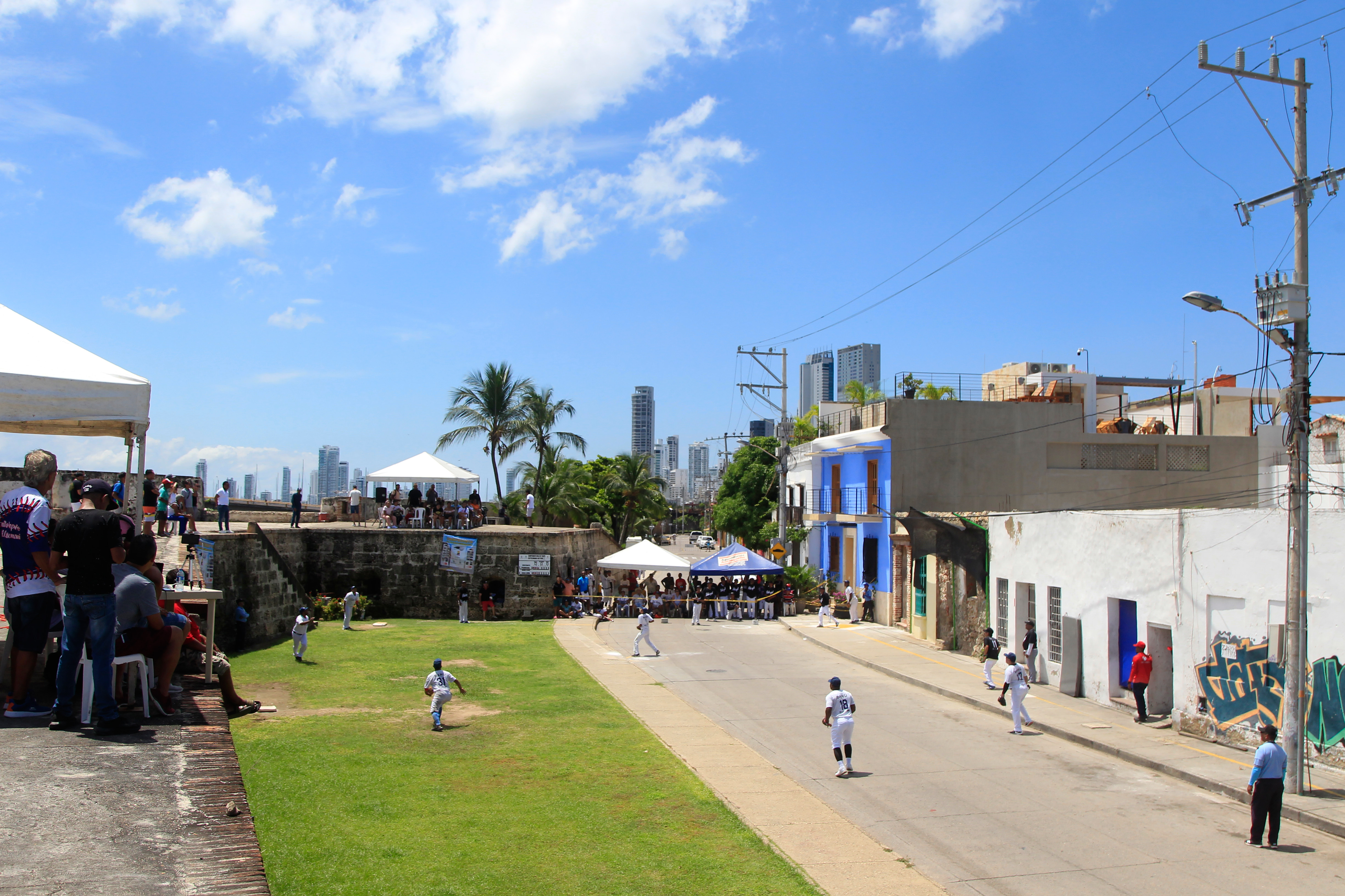 AME1762. CARTAGENA (COLOMBIA), 02/10/2022.- Habitantes del histórico barrio de Getsemaní juegan la final del campeonato de Bola de Trapo, un tradicional juego similar al beisbol que se juega con una bola elaborada con trapos e hilo forrados con un cuero semejando la original pelota caliente, en Cartagena (Colombia). Esta es una tradición que los getsemanicenses tratan de mantener viva a pesar de no contar con ninguna clase de apoyo por parte de las autoridades municipales de la ciudad, y es también una forma de resistencia frente a la fuerte gentrificación que sufre este sector de la ciudad invadido por el turismo. EFE/ Ricardo Maldonado Rozo