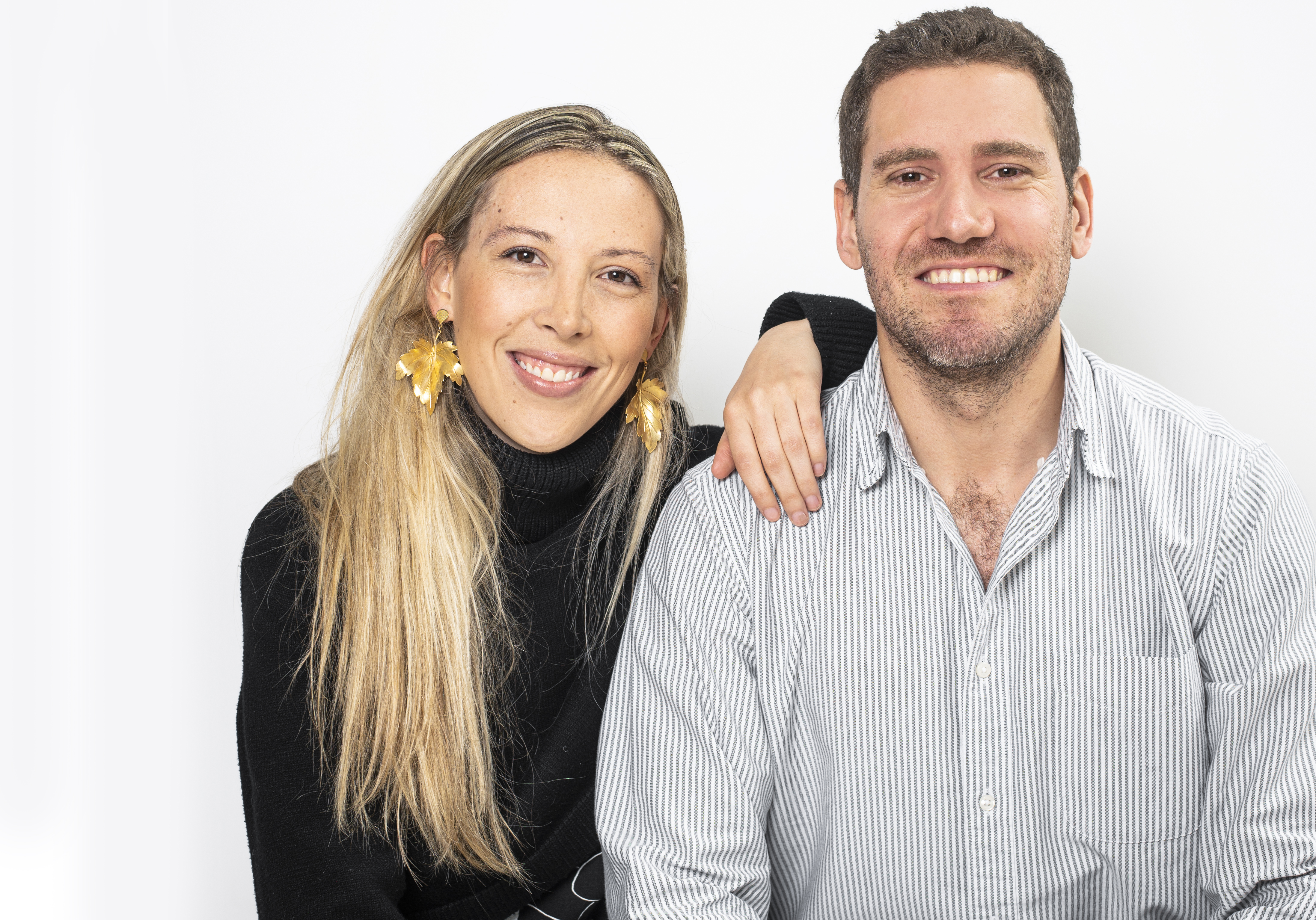 La pareja que creó una marca de alfajores inspirada en Argentina y Colombia