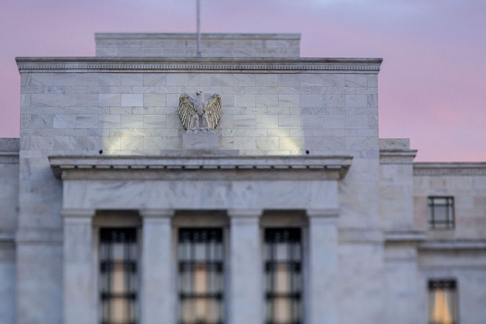 En la foto, el edificio de la Reserva Federal de EE.UU., entidad que generaría un “apretón” en la economía afectando los préstamos que se hacen en dólares en los mercados emergentes. / Bloomberg