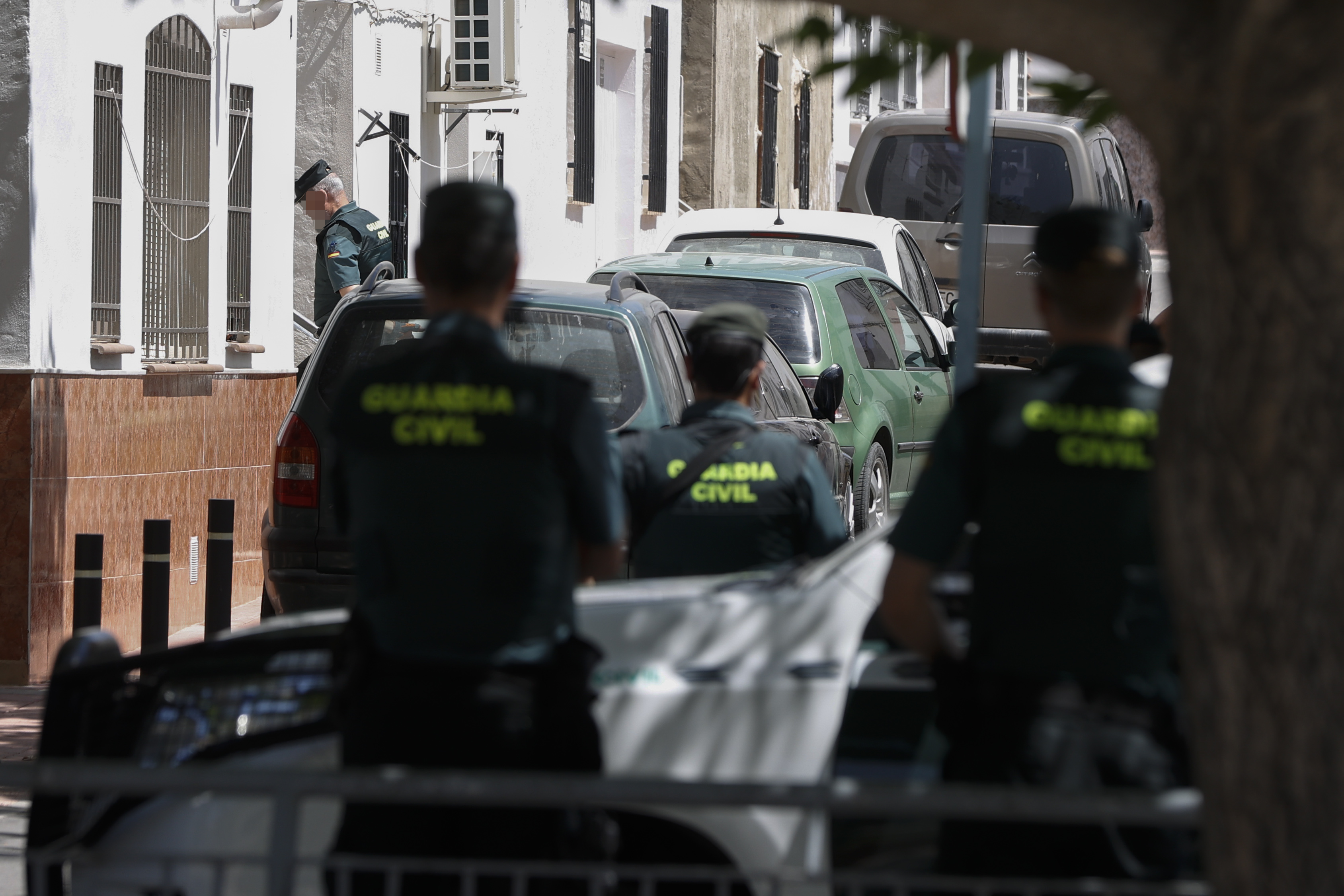 MÁLAGA, 28/05/2024.- Un hombre permanece desde la noche de este lunes atrincherado con una escopeta en su casa de Campillos (Málaga), donde la Guardia Civil trata desde hace horas que deponga su actitud.Fuentes cercanas a la investigación han explicado a EFE que el hombre se parapetó en su domicilio, situado en el número 1 de la calle Campos Moreno, sobre las 23:30 horas. EFE/ Jorge Zapata