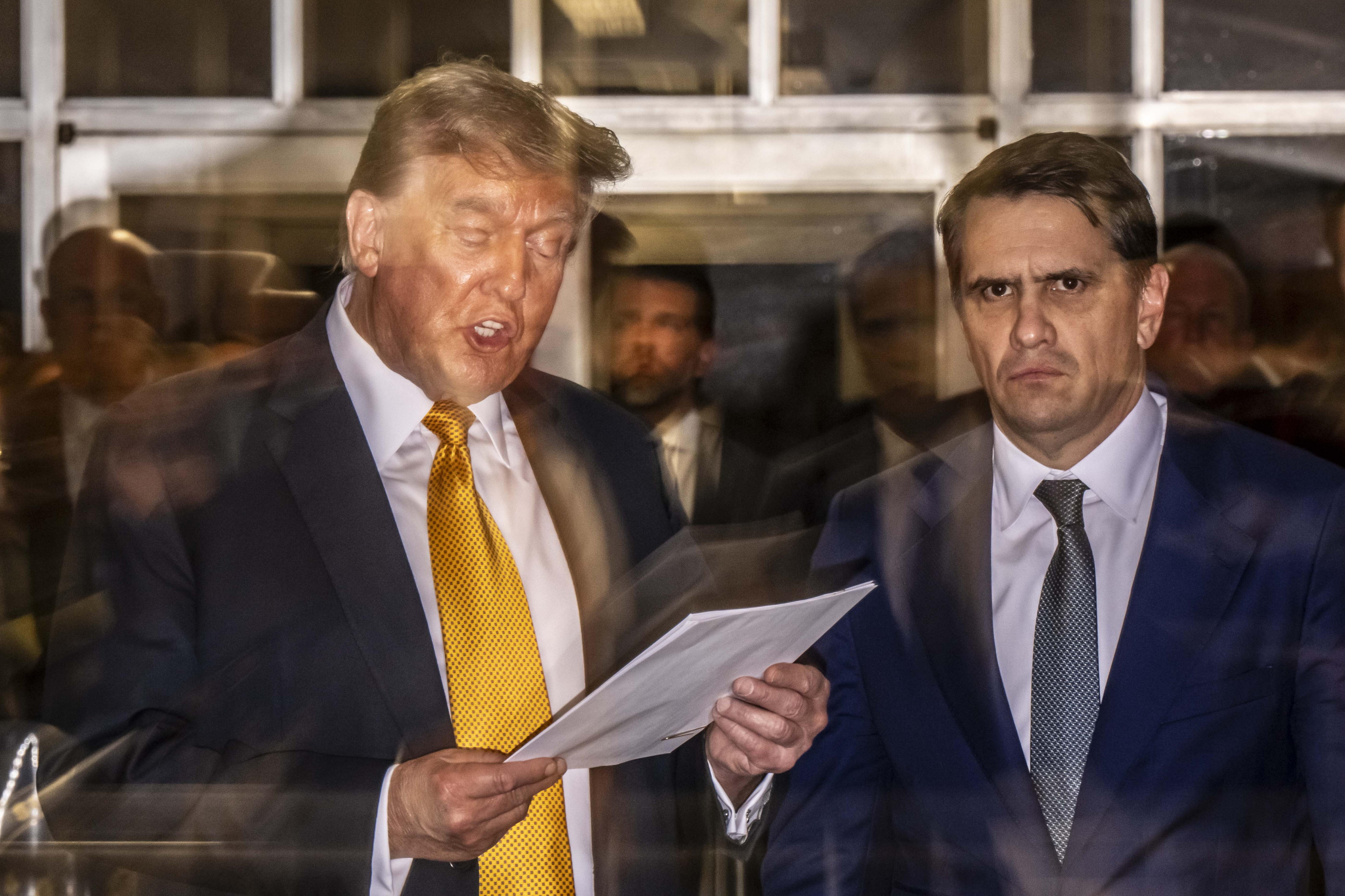 New York (United States), 21/05/2024.- Former US President Donald Trump speaks to reporters as his attorney Todd Blanche (R) listens following his criminal trial at New York State Supreme Court in New York, New York, USA, 21 May 2024. Trump is facing 34 felony counts of falsifying business records related to payments made to adult film star Stormy Daniels during his 2016 presidential campaign. (tormenta, Nueva York) EFE/EPA/MARK PETERSON / POOL