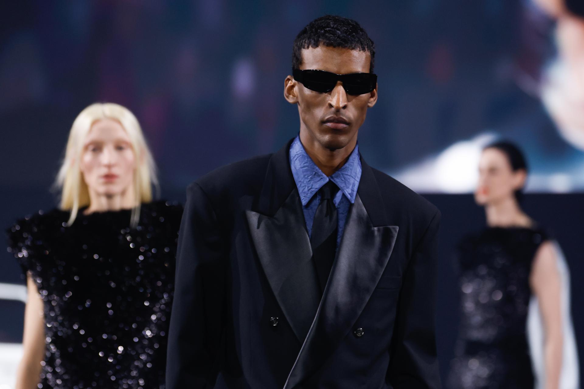 Paris (France), 23/01/2026.- Models present creations from the Fall/Winter 2026/2027 collection by US fashion designer Willy Chavarria during the Paris Fashion Week, in Paris, France, 23 January 2026. The presentation of the men's collections runs from 20 January to 25 January 2026. (Moda, Francia) EFE/EPA/MOHAMMED BADRA
