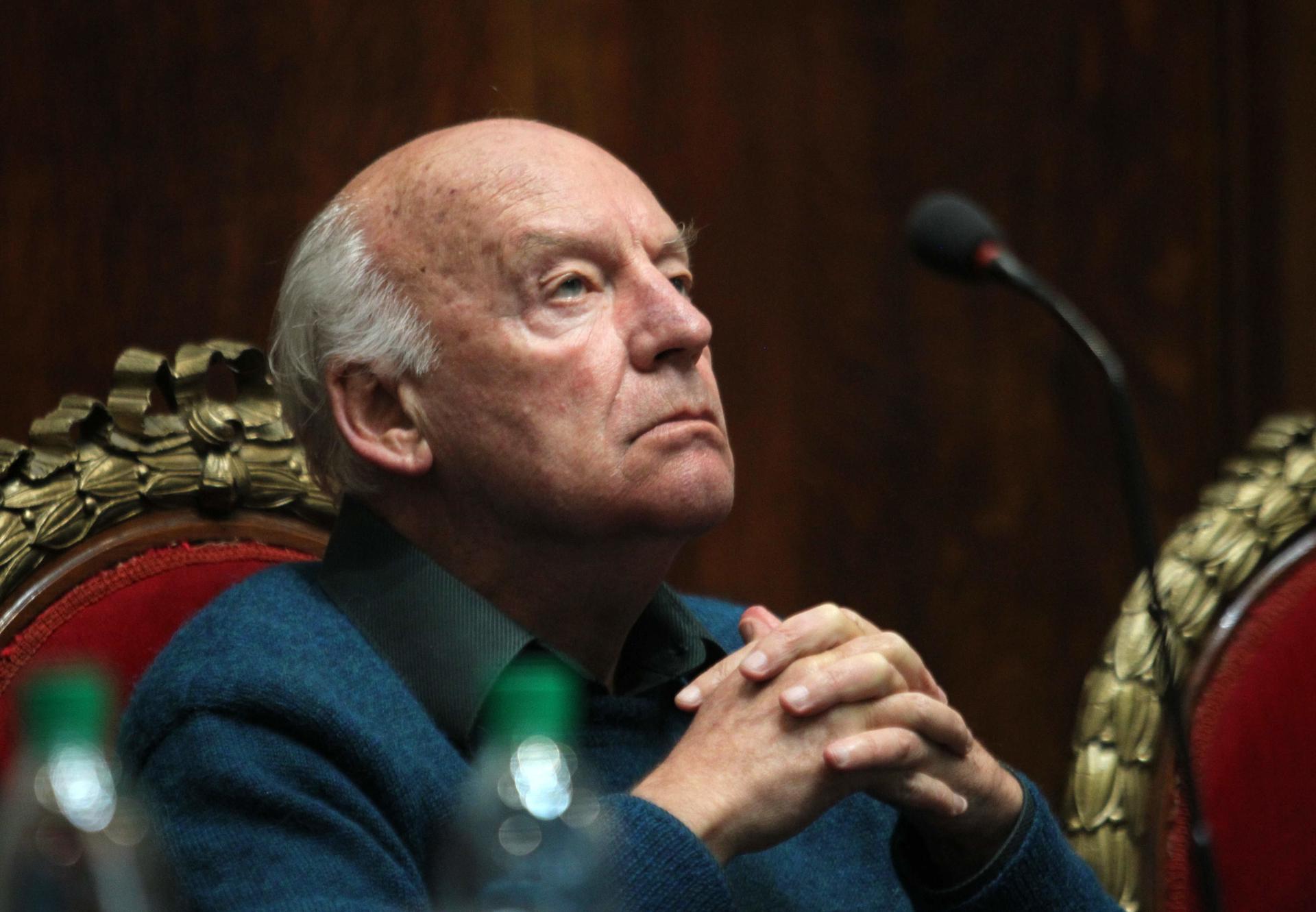 MON07. MONTEVIDEO (URUGUAY), 12/04/2025.- Fotografía de archivo del 14 de septiembre de 2011 del escritor uruguayo Eduardo Galeano durante la ceremonia de entrega de premios literarios y de defensa de los derechos humanos instaurados en nombre del escritor Mario Benedetti, en Montevideo (Uruguay). Con homenajes previstos en España, México y su natal Uruguay, escritores, periodistas y artistas recordarán en el décimo aniversario de su muerte a Eduardo Galeano (1940-2015), el "contrahegemónico" cronista que, con un estilo "innovador" y "joven" plasmado en una obra tan leída como vigente, marcó generaciones y trascendió fronteras. EFE/ Iván Franco