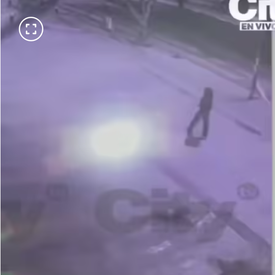Cámara de seguridad que captó la última imagen de Sofía caminando por la Primera de Mayo.