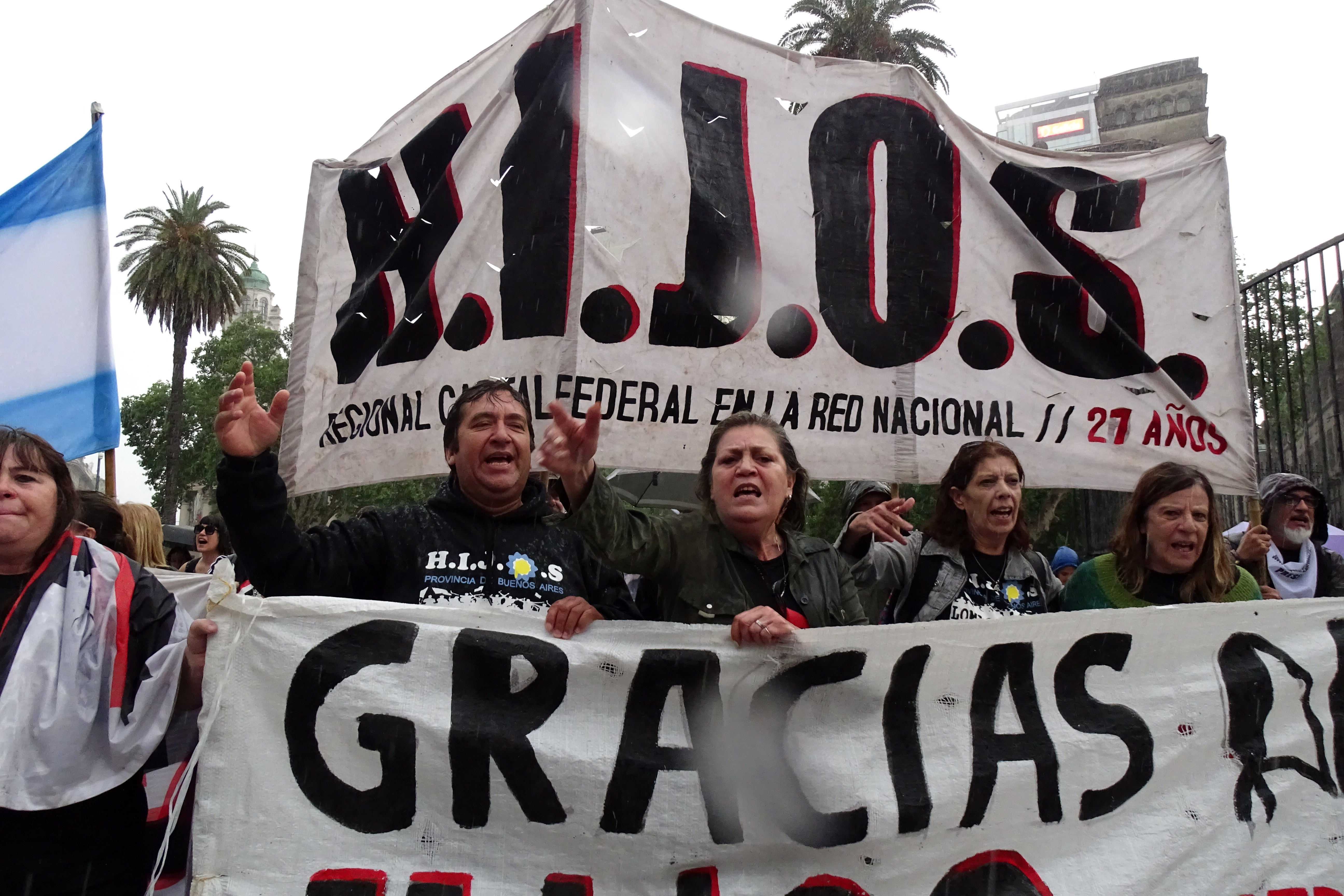 AME4808. BUENOS AIRES (ARGENTINA), 20/11/2022.- Decenas de personas se reúnen en la Plaza de Mayo para rendir homenaje a la activista Hebe de Bonafini, hoy, en Buenos Aires (Argentina). Agrupaciones defensoras de los derechos humanos junto a familiares de personas desaparecidas se dieron cita este domingo para girar alrededor de la pirámide de Mayo como un acto de respeto y homenaje tras la muerte de Hebe de Bonafini, presidenta de la asociación argentina Madres de Plaza de Mayo. Bonafini (1928-2022), de 93 años, falleció este domingo en el Hospital Italiano de La Plata, capital de la provincia de Buenos Aires, en donde llevaba varios días internada debido al agravamiento de sus enfermedades crónicas. EFE/ Enrique García Medina