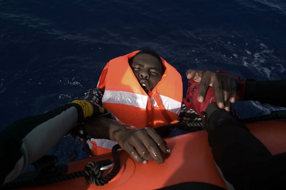 Un migrante rescatado de las aguas del Mediterráneo por la ONG  Proactiva Open Arms. / AFP