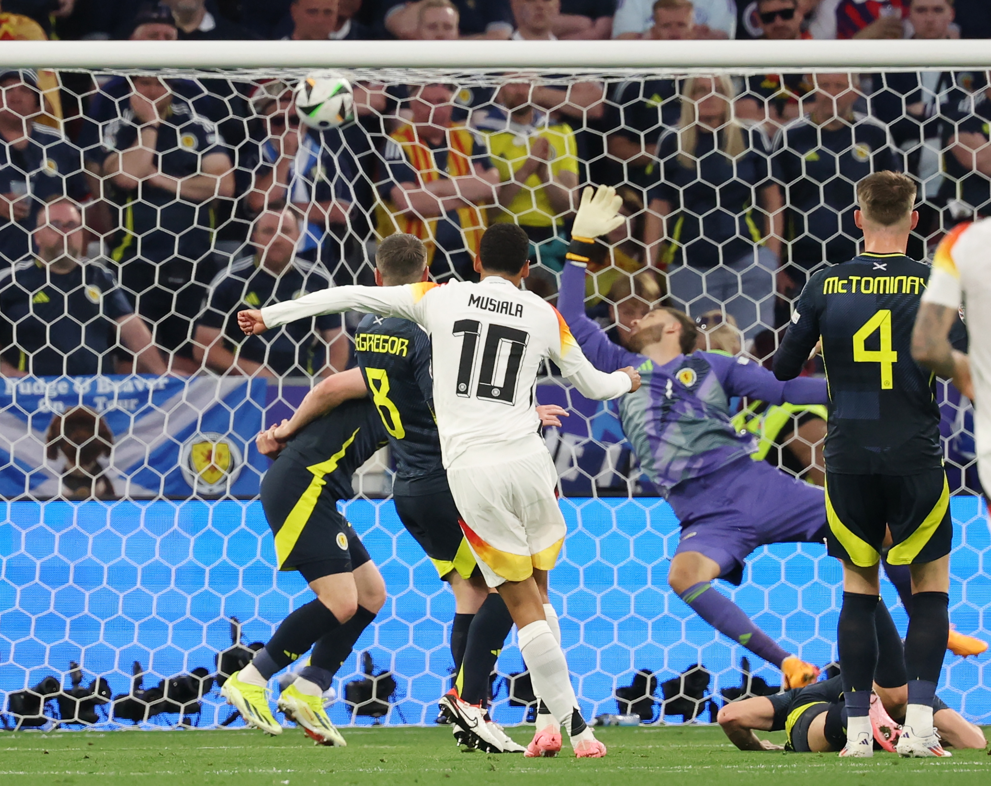 Munich (Germany), 14/06/2024.- Jamal Musiala (C) of Germany scores the 2-0 goal during the UEFA EURO 2024 group A match between Germany and Scotland in Munich, Germany, 14 June 2024. (Alemania) EFE/EPA/FRIEDEMANN VOGEL