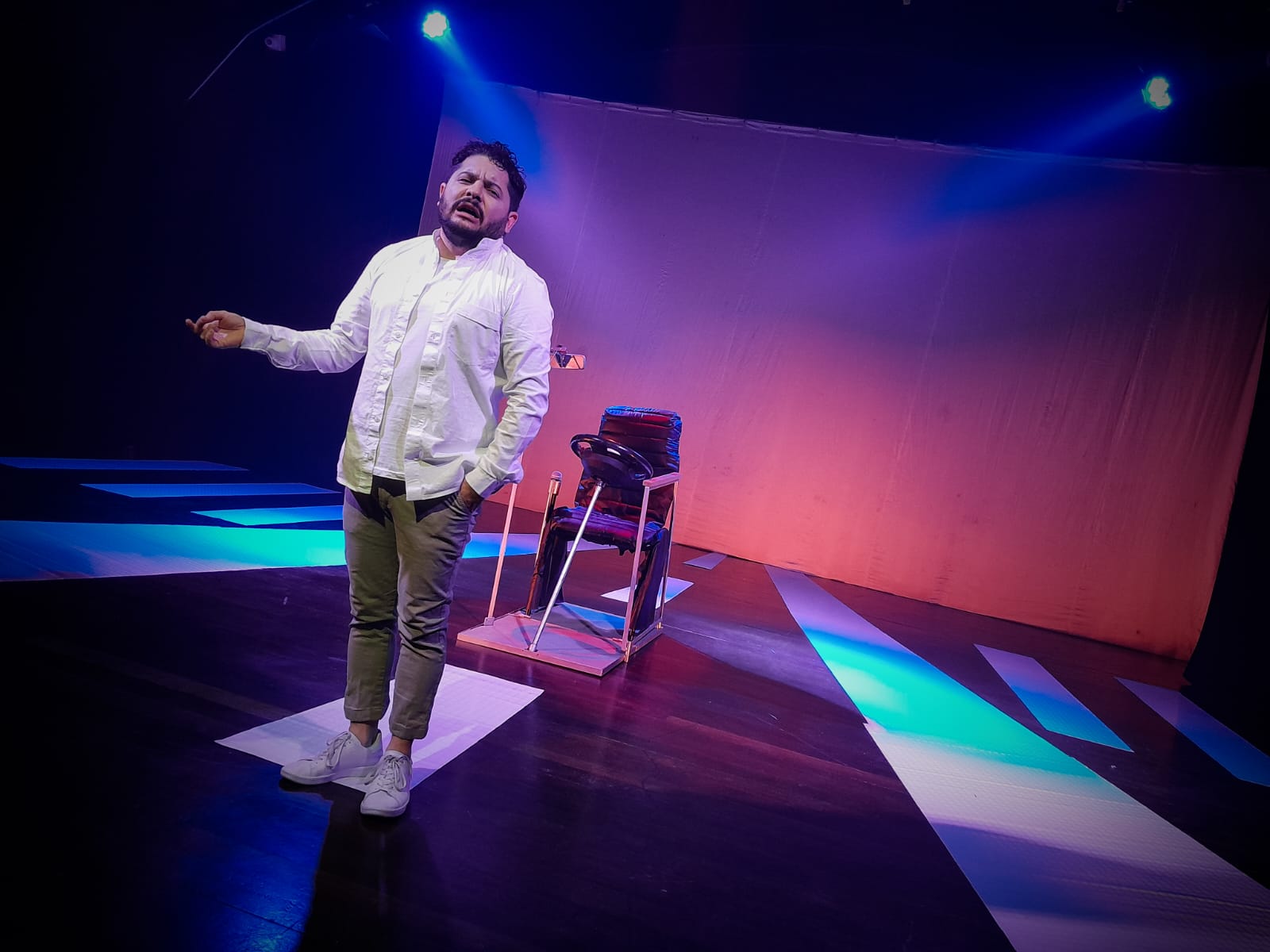 El formato interactivo de teatro con WhatsApp surgió en 2017 de la mano de la obra “Equis (x)” gracias a Deca Teatro, un proyecto dirigido por Daniel Calderón.