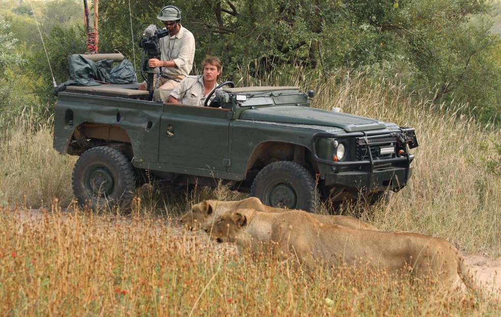 Brent Leo-Smith (d) y su operador de cámara, Andrew (i), filman una manada de leones en la reserva privada de Djuma (Sudáfrica), desde donde cada día el canal WildEarth organiza safaris virtuales.EFE/WildEarthLas restricciones han suspendido también muchos de los proyectos que normalmente ofrecen este tipo de "ventanas virtuales" en directo a la naturaleza africana, ya sea en forma de safaris en línea u otro tipo de retransmisiones.