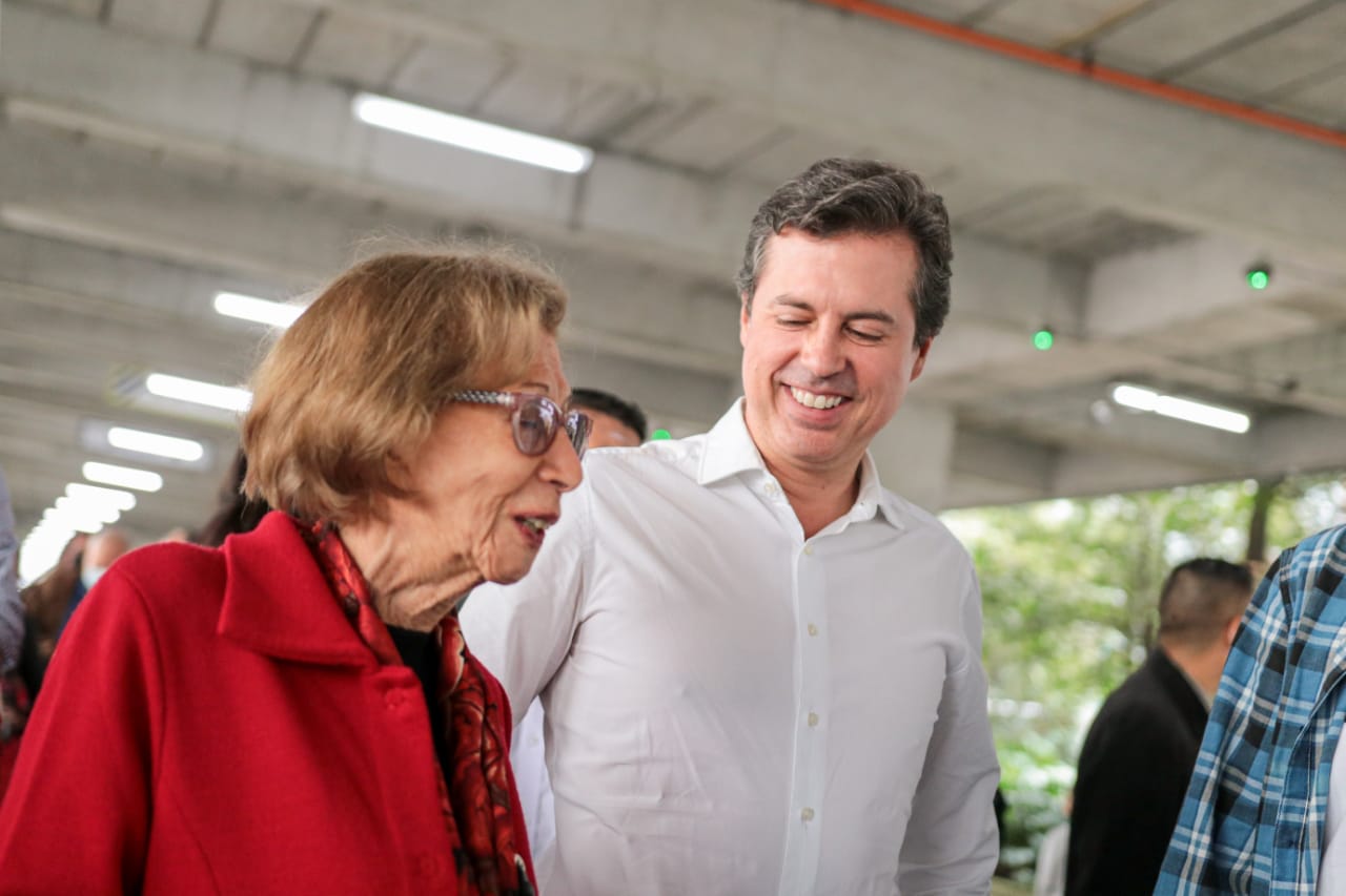 Juan Manuel Galán, del Nuevo Liberalismo, votó junto a su mamá Gloria Pachón en el puesto de Unicentro, al norte de Bogotá.