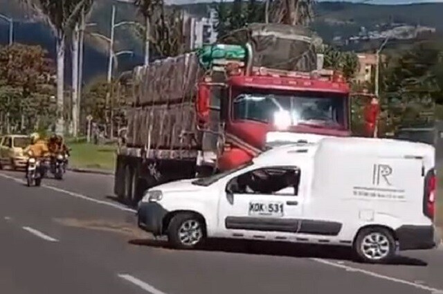 Terrible hecho de intolerancia: tractomula se llevó por delante a una van