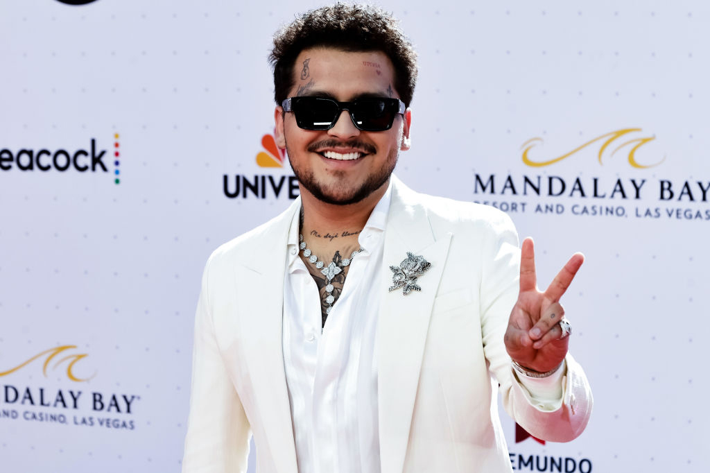 VIDEO: Christian Nodal es acusado de intentar besar a la fuerza a una fan