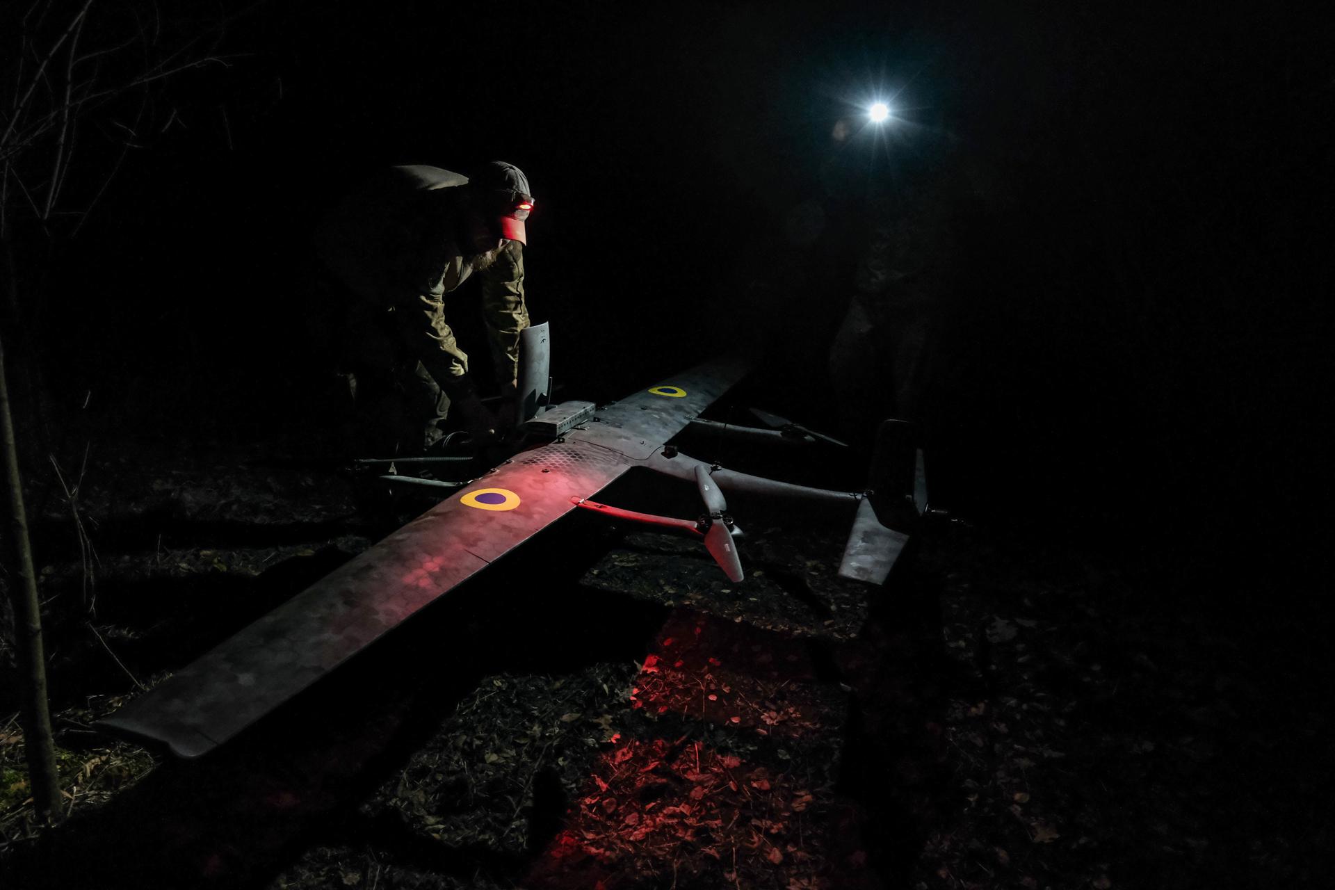 FOTODELDÍA. ZONA DE POKROVSK (UCRANIA), 03/11/2025.- Un piloto de la Brigada Predator de las fuerzas ucranianas se prepara para lanzar un dron lanzador de bombas antes de un ataque aéreo contras las fuerzas rusas en el frente de Pokrovsk, este lunes. Las ofensivas rusas se han intensificado en la zona durante las últimas semanas. EFE/MARIA SENOVILLA
