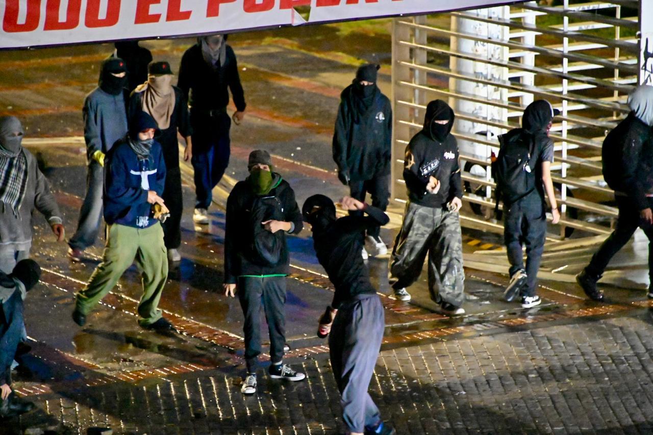 Tras la intervención con bombas aturdidoras, gases lacrimógenos y tanquetas, varios de los presentes respondieron lanzando objetos contundentes a las autoridades.