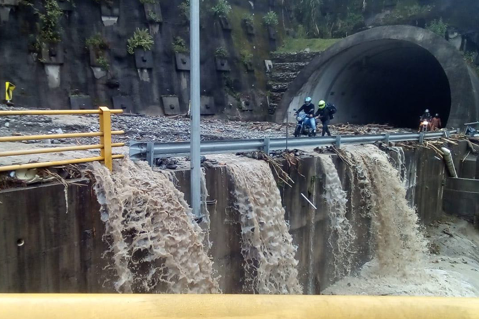 Vía al Llano no se abre hasta que se garantice tránsito seguro