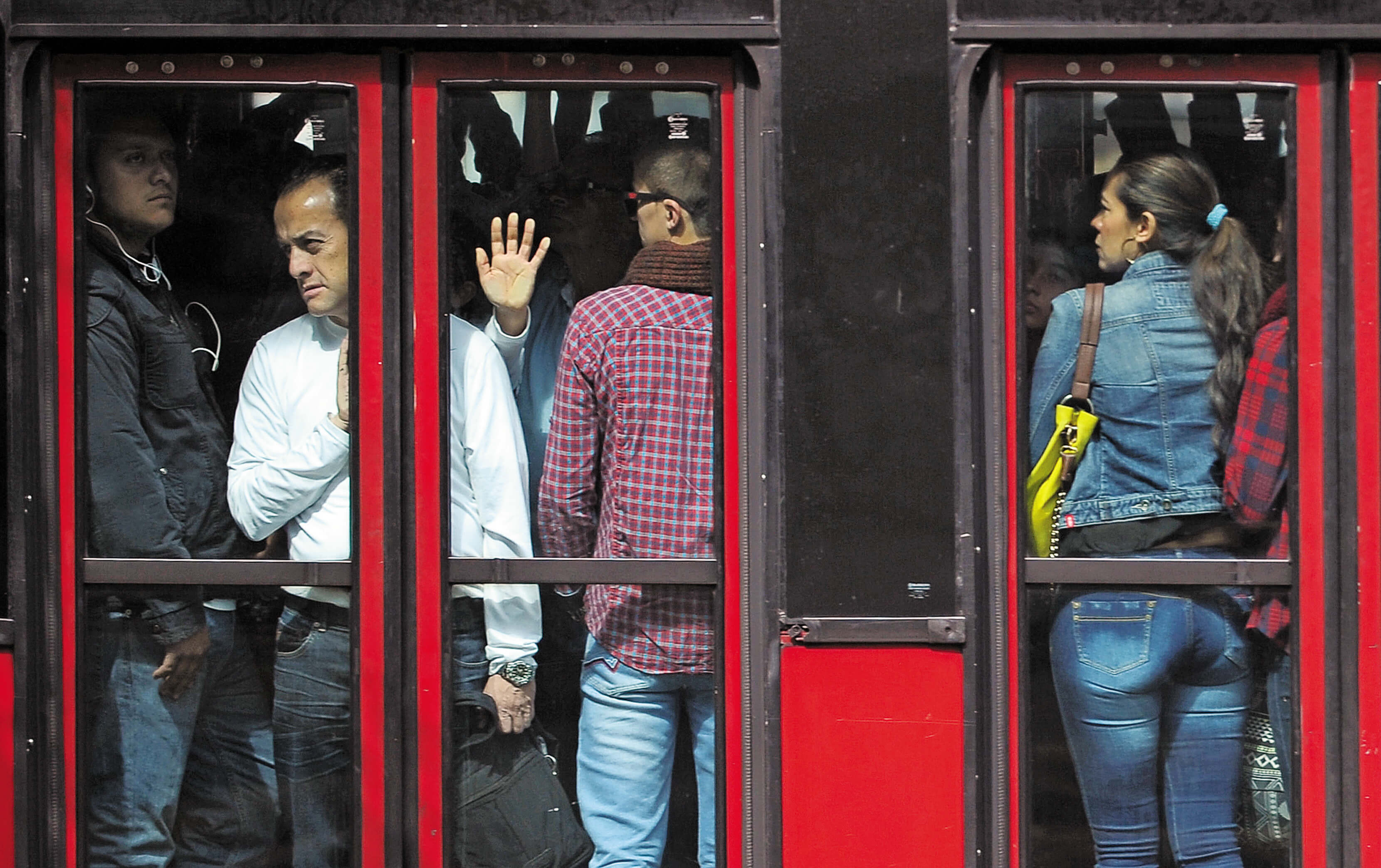 Denuncian que sujeto, puñal en mano, intentó raptar a una joven en Transmilenio