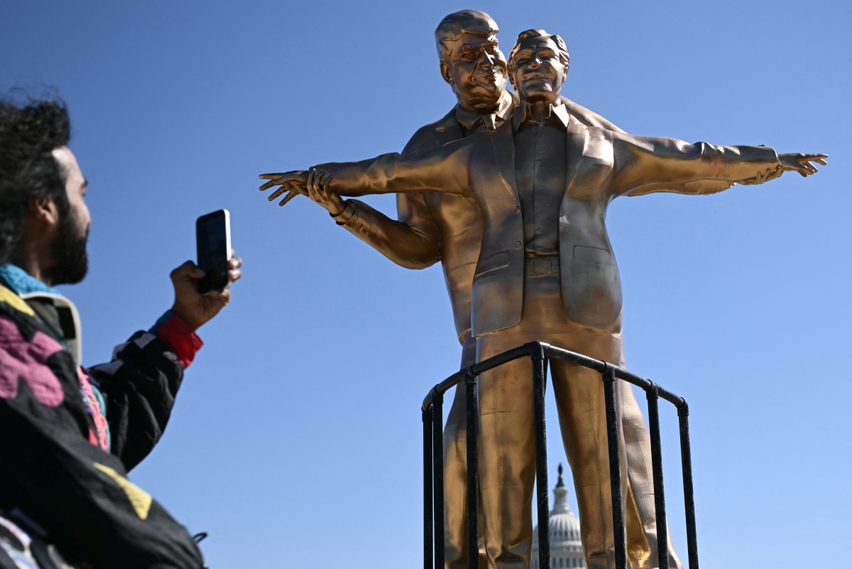 Como en Titanic: colocan estatua de Trump abrazando a Epstein en Washington
