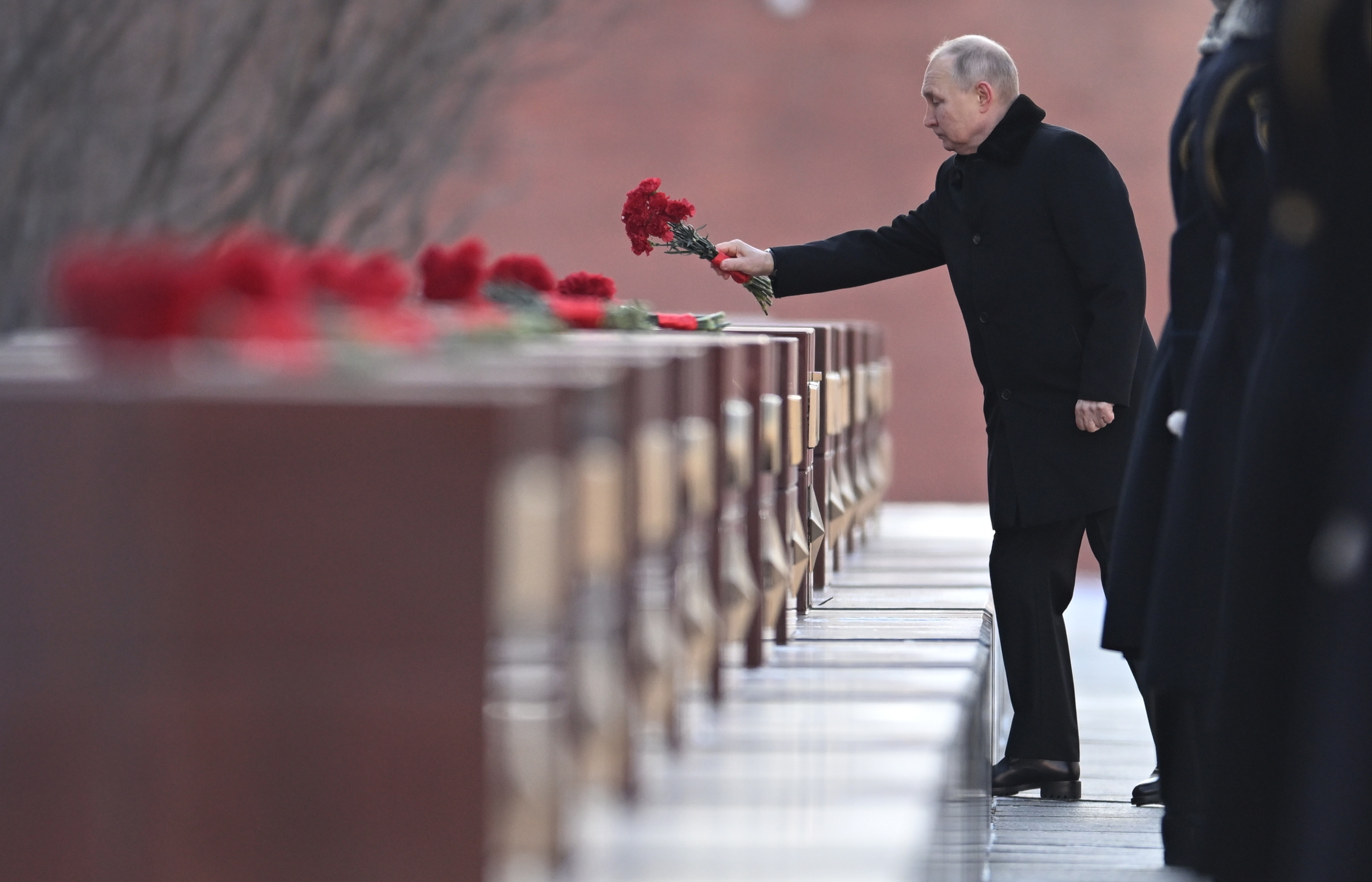 Moscow (Russian Federation), 22/02/2023.- Russian President Vladimir Putin attends a wreath-laying ceremony at the Eternal Flame and the Unknown Soldier's Grave in Alexander Garden during an event marking the Defender of the Fatherland Day in Moscow, Russia, 23 February 2023. The 23 February is celebrated as the Defender of the Fatherland Day in Russia, Belarus, Kyrgyzstan, and Tajikistan marking the date in 1918 when the first mass draft into the Red Army took place in Moscow and Petrograd during the country's Civil War and war against the German Emperor. (Bielorrusia, Kirguistán, Rusia, Tadjikistan, Moscú) EFE/EPA/PAVEL BEDNYAKOVSPUTNIK/KREMLIN POOL