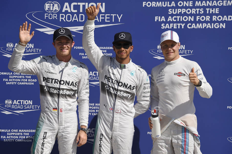 Nico Rosberg (izquierda), Lewis Hamilton (centro) y Valtteri Bottas (derecha), el top-3 en la grilla de salida del Gran Premio de Italia 2014. //AFP