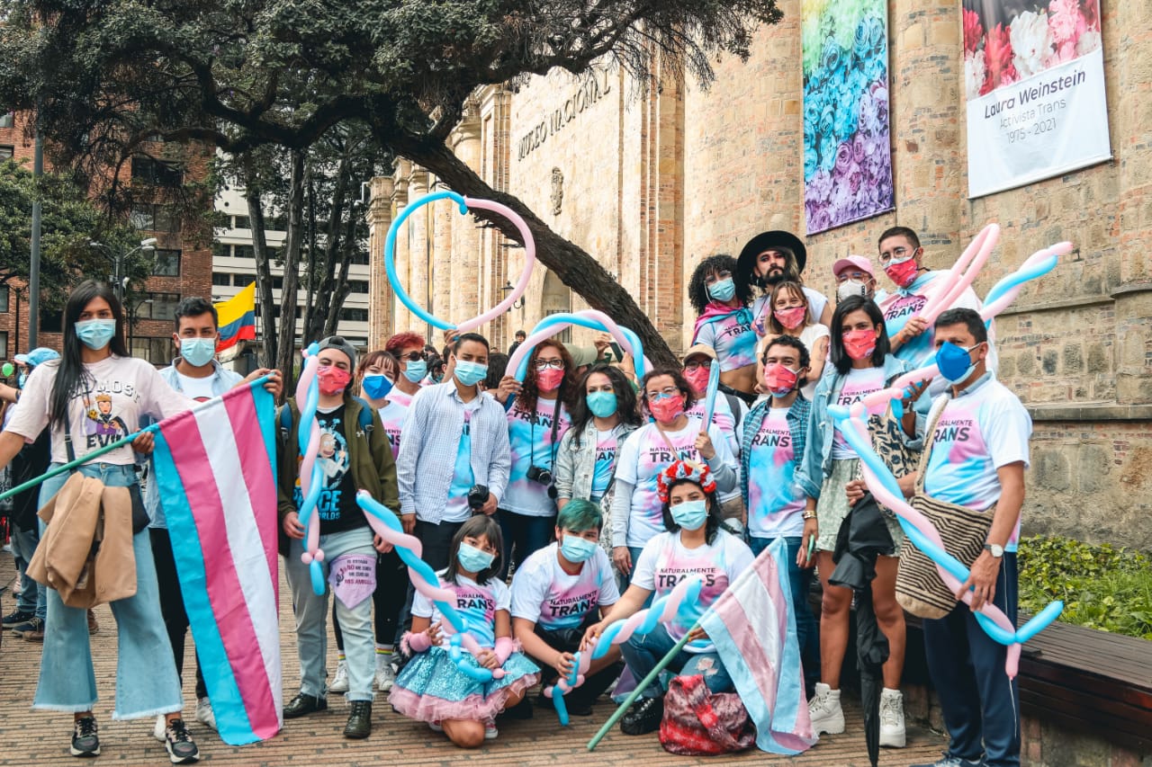 Líderes, voceros y seguidores de la población trans frente al Museo Nacional, en Bogotá.