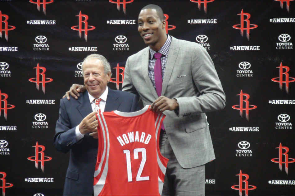 El dueño de los Rockets de Houston, Leslie Alexander, posa junto al nuevo jugador del equipo Dwight Howard.