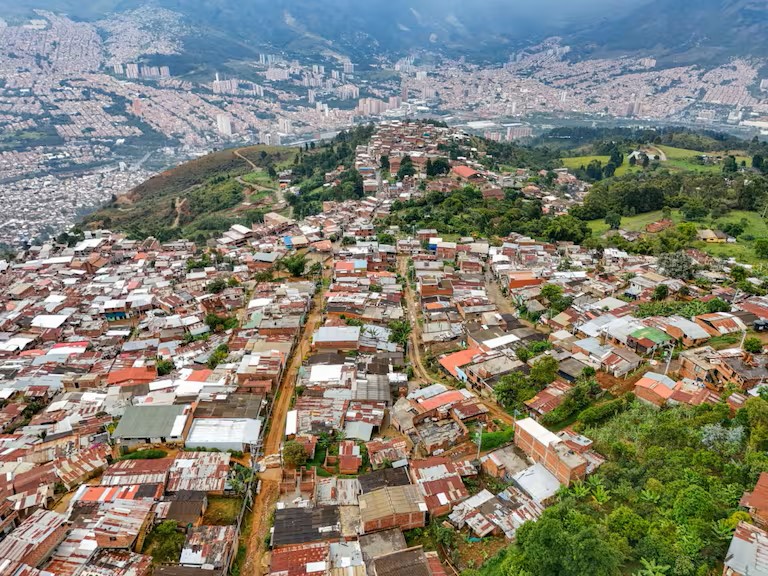 Alertan estafa con titulación de predios en asentamiento irregular de Bello