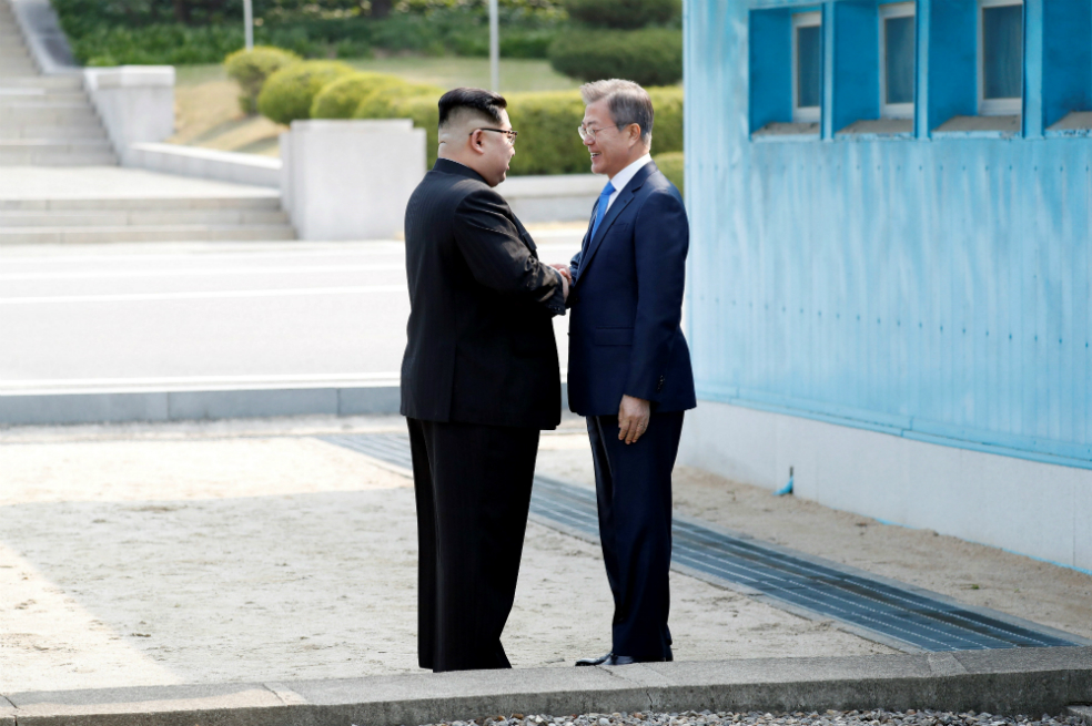 La falsa frontera intercoreana en la que los turistas imitan a Kim Jong-un