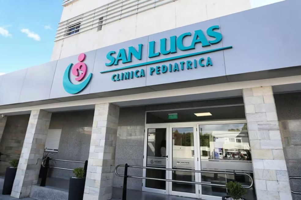 Argentina: murió niño de tres años que dejaron encerrado en un auto