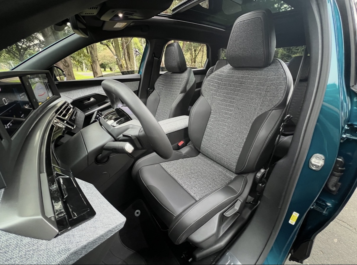 En la cabina del Peugeot 5008 se encuentra un punto de carga inalámbrico, techo panorámica corredizo de un toque y asientos en TEP negros con tonos gris claro y oscuro.
