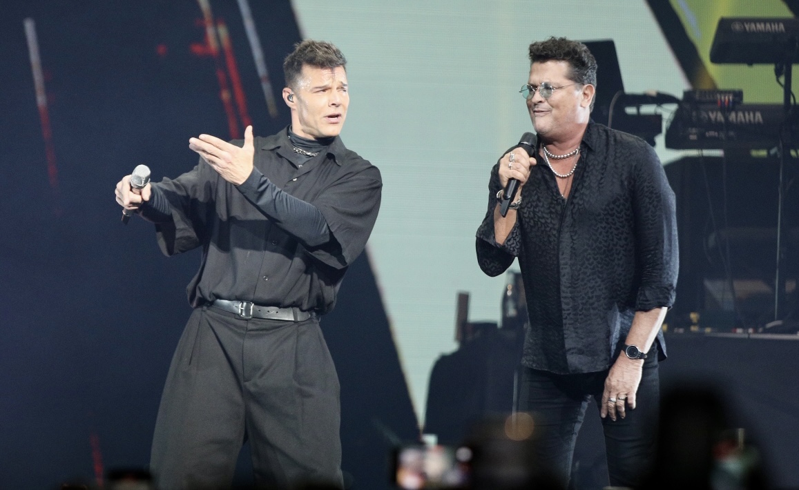 En su primer concierto en Bogotá, Ricky Martin recibió a su colega el colombiano Carlos Vives y juntos cantaron ‘Canción Bonita’.