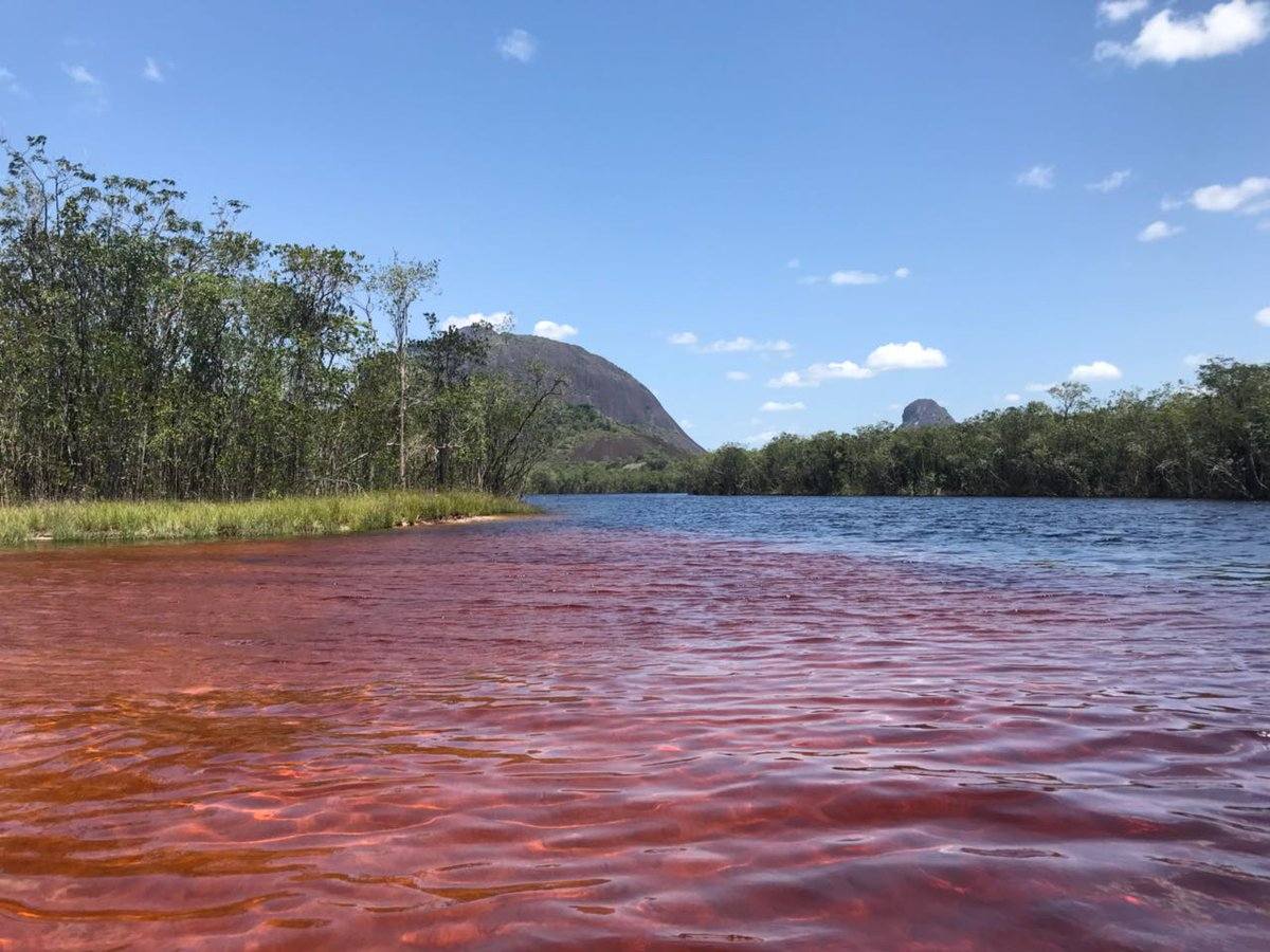 El río colombiano de color rojo que pocos conocen: así puede visitarlo