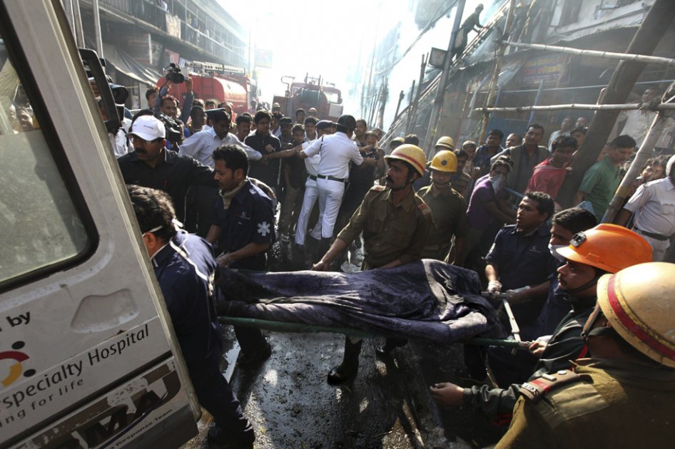 Decenas de muertos deja incendio en Calcuta, India