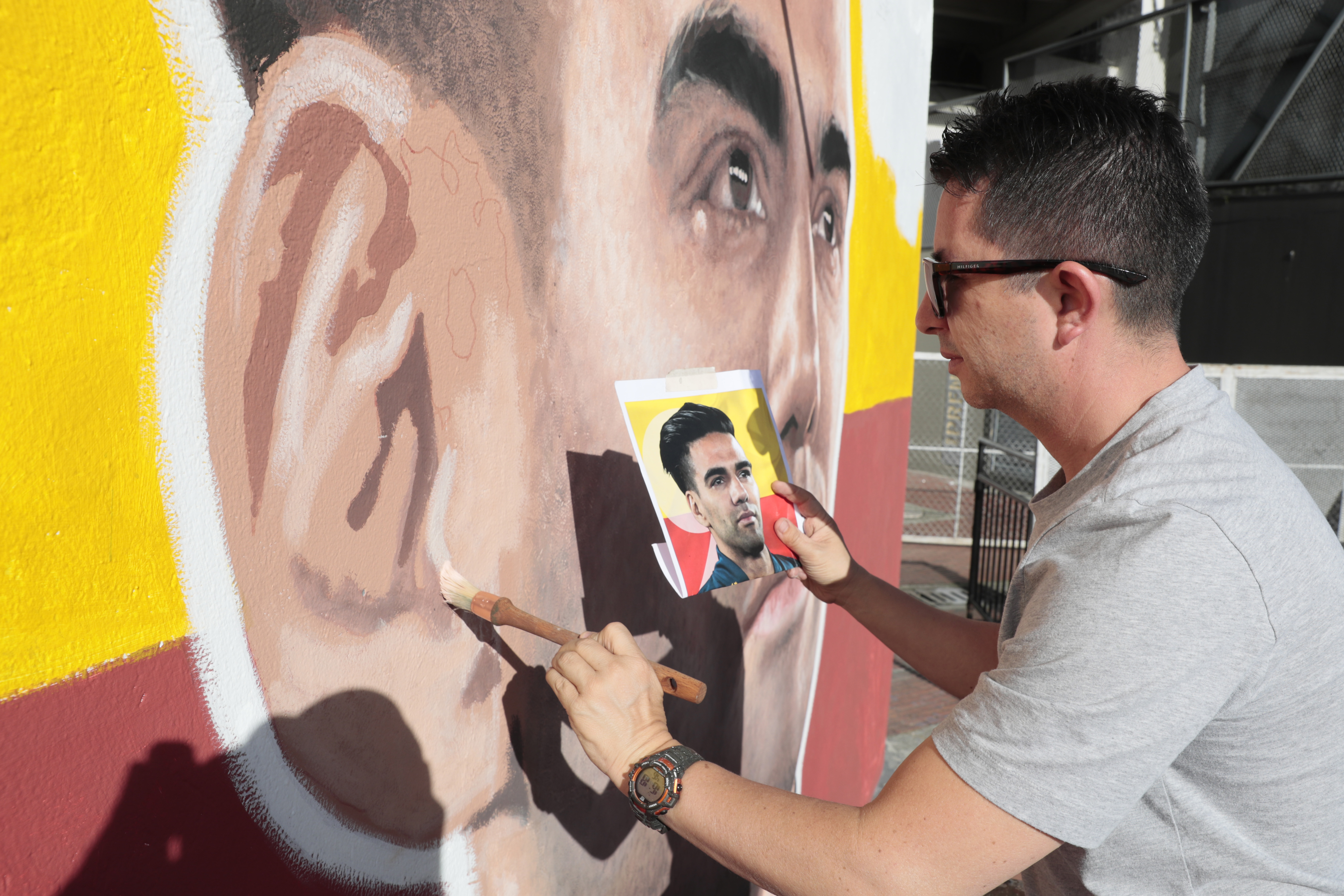 AME8840. BOGOTÁ (COLOMBIA), 02/07/2024.- El artista Emerson Cáceres, conocido como Cacerolo, pinta un mural con el rostro del futbolista colombiano Radamel Falcao García, en una de las paredes del exterior del estadio Nemesio Camacho ' El Campín', este martes en Bogotá (Colombia). Un mural de Falcao García es pintado en una de las paredes del estadio El Campín de Bogotá con motivo de fichaje del experimentado futbolista colombiano por Millonarios. 'Cacerolo' asegura a EFE: "Para los hinchas del Millonarios es un orgullo tener a Falcao en el equipo, uno de los mejores 9 del fútbol mundial". EFE/ Carlos Ortega