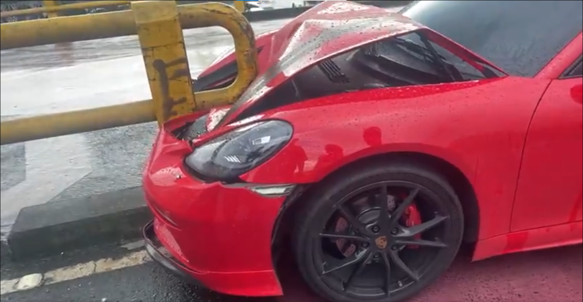 Lujoso Porsche quedó destruido tras estrellarse contra baranda en vía de Sabaneta