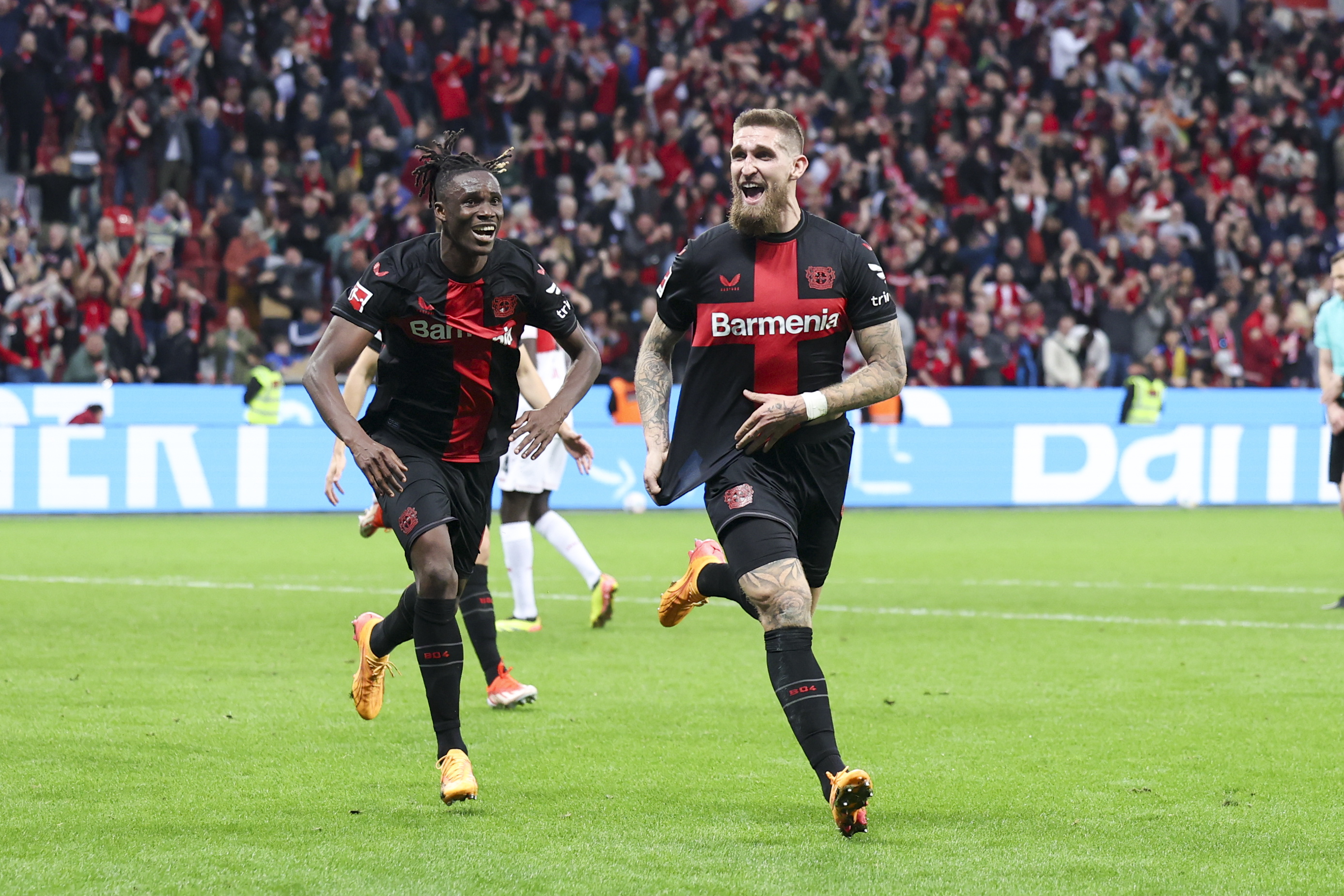 Leverkusen (Germany), 27/04/2024.- Leverkusen's Robert Andrich celebrates with teammates after scoring 2-2 during the German Bundesliga soccer match between Bayer 04 Leverkusen and VfB Stuttgart in Leverkusen, Germany, 27 April 2024. (Alemania) EFE/EPA/CHRISTOPHER NEUNDORF CONDITIONS - ATTENTION: The DFL regulations prohibit any use of photographs as image sequences and/or quasi-video.
