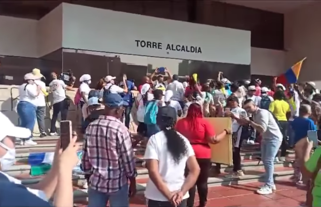 Líderes de los comedores comunitarios de Cali protestaron frente a la Alcaldía