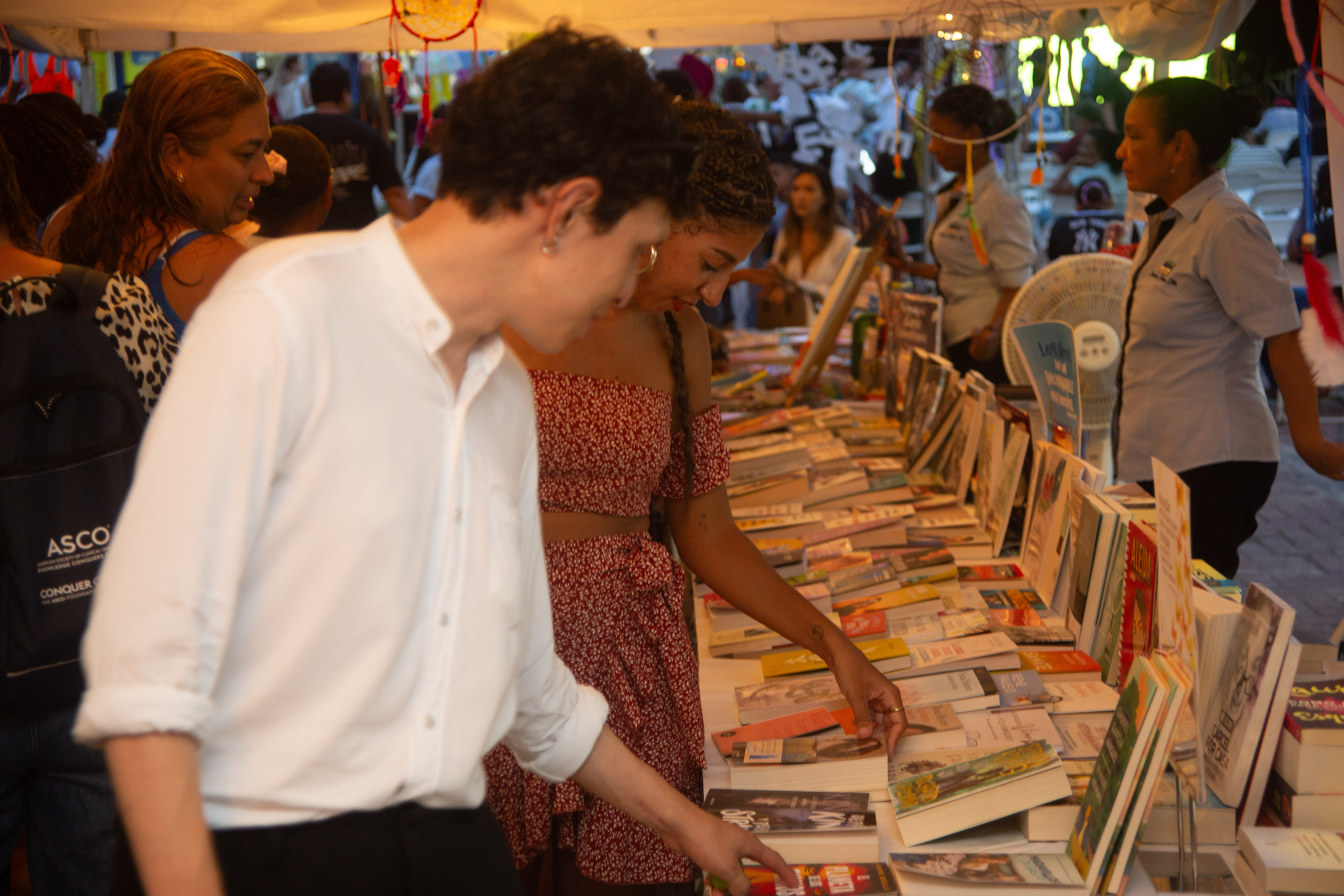Miércoles 18/09/2024. En la Plaza Cañón de Morgan se expande la carpa literaria.