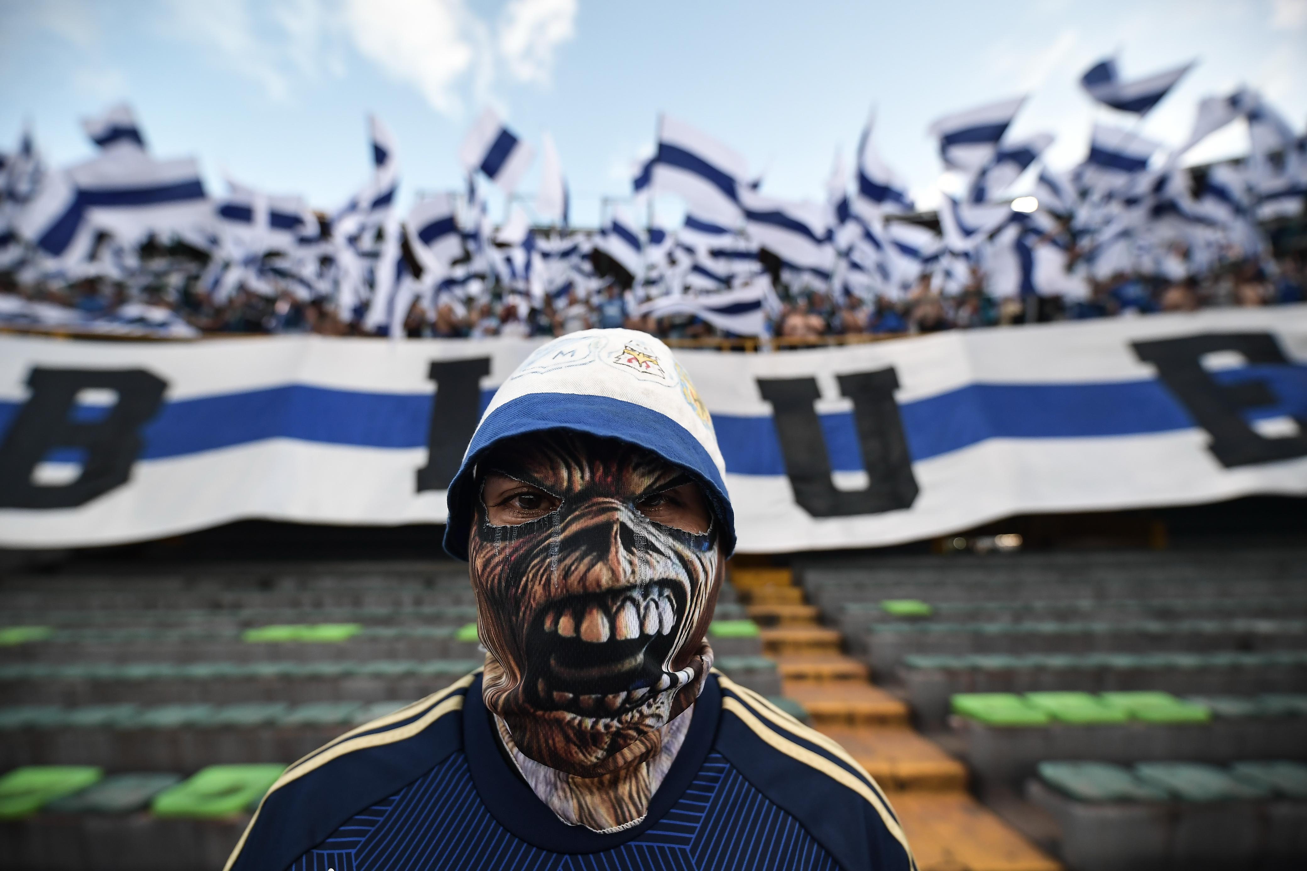 Hincha de Millonarios perteneciente a la barra Blue Rain.