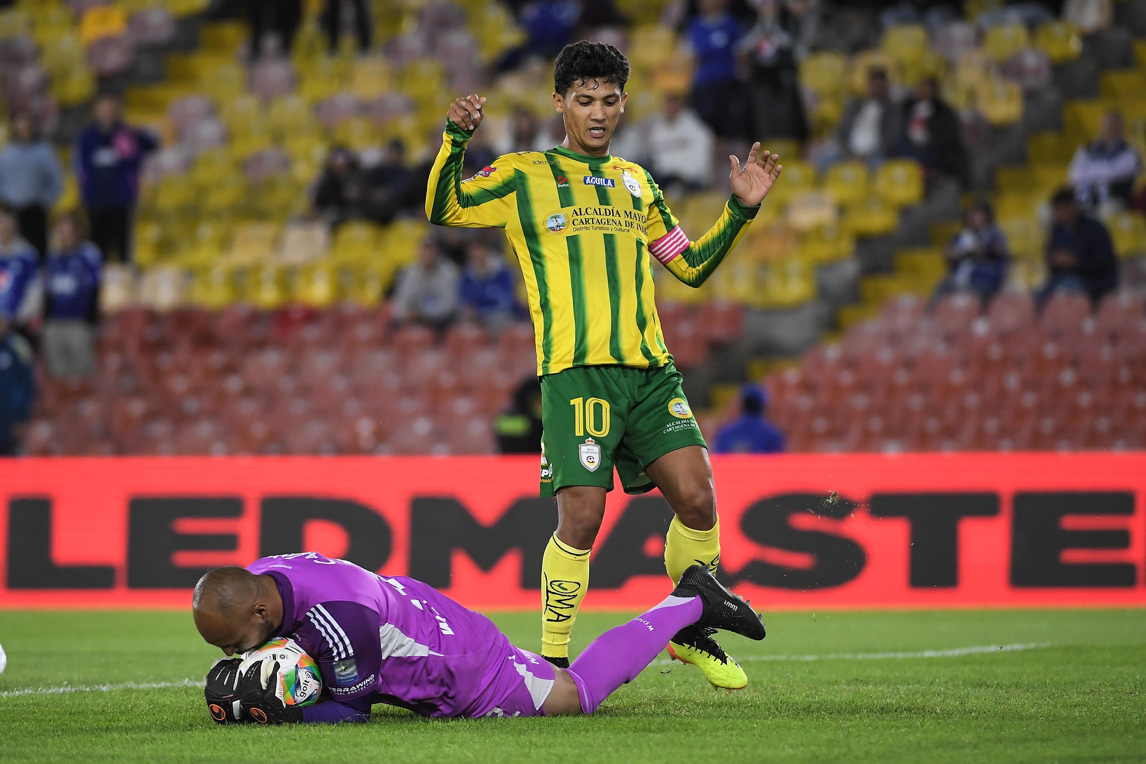 Fredy Montero (Real Cartagena) estuvo cerca de abrir el marcador con un remate de media distancia que se estrelló en el travesaño.