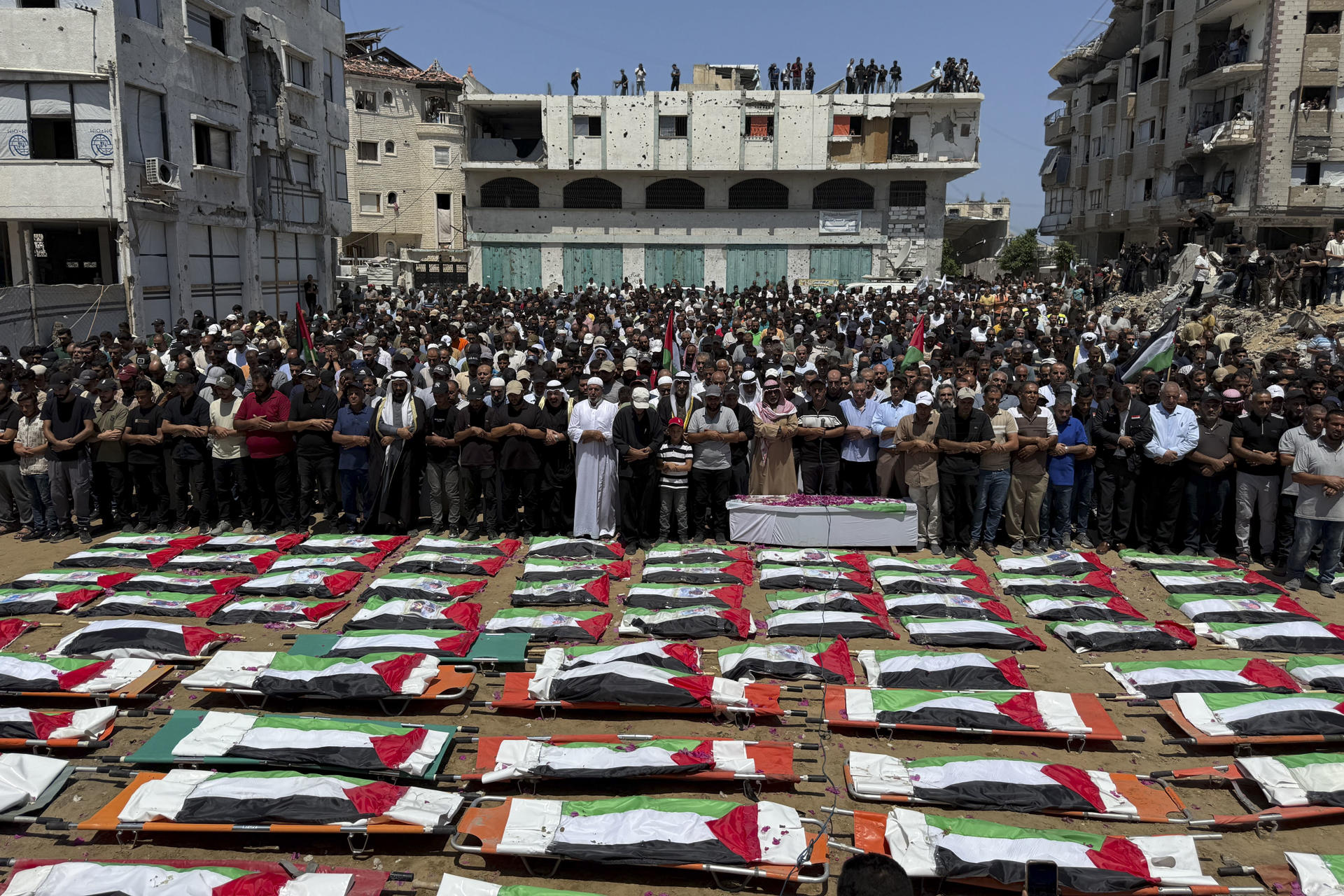 Gaza entierra a 112 miembros de una familia asesinados en un bombardeo israelí