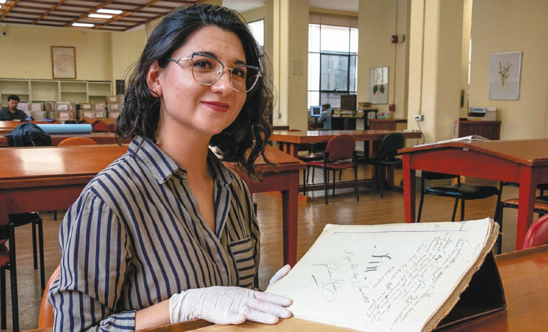 Norma Donato, investigadora del Instituto de Textos y Manuscritos Modernos, quien halló el manuscrito “Juan Gil”.