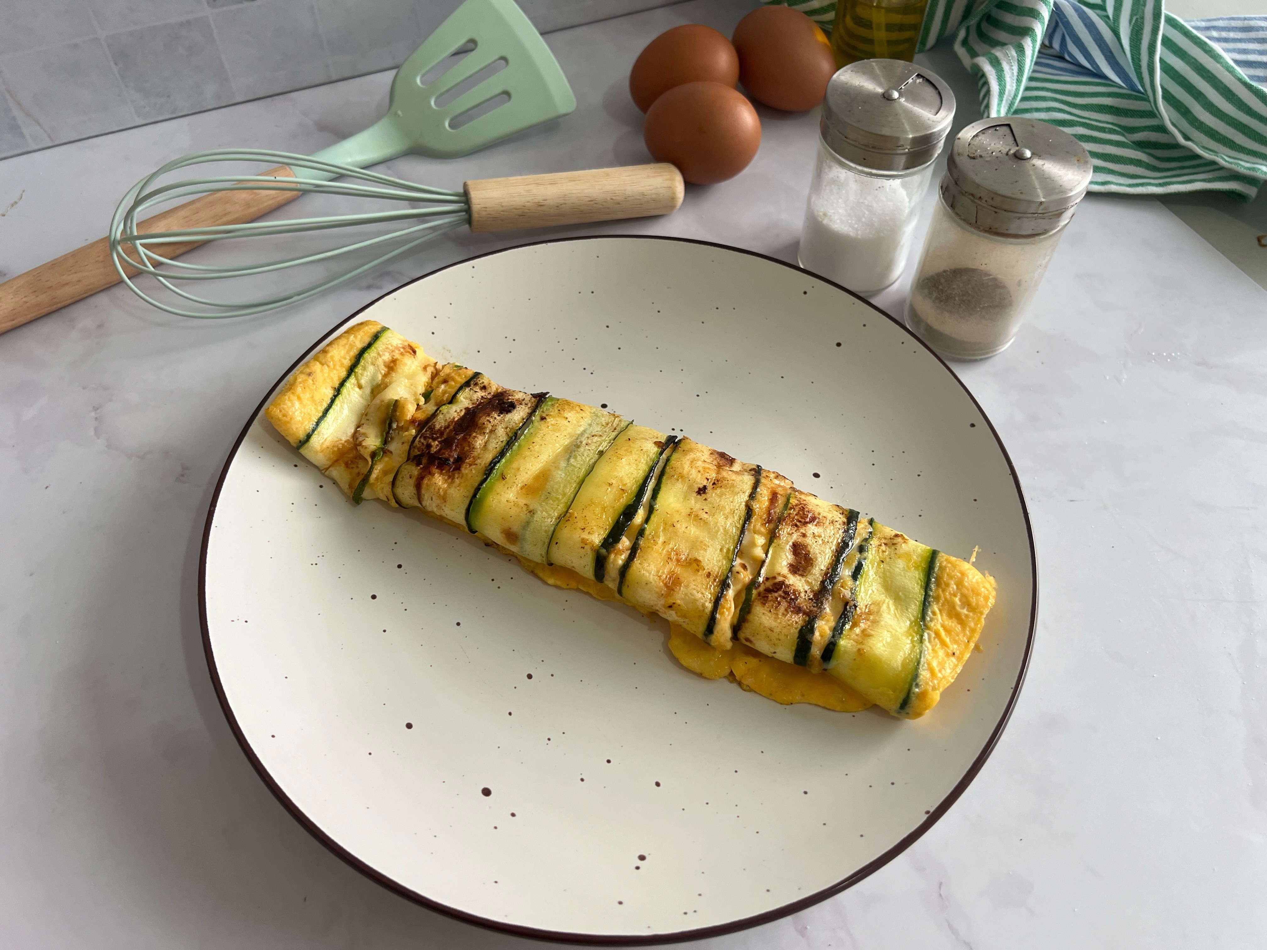 Esta es la receta para preparar un rollo de calabacín y huevo