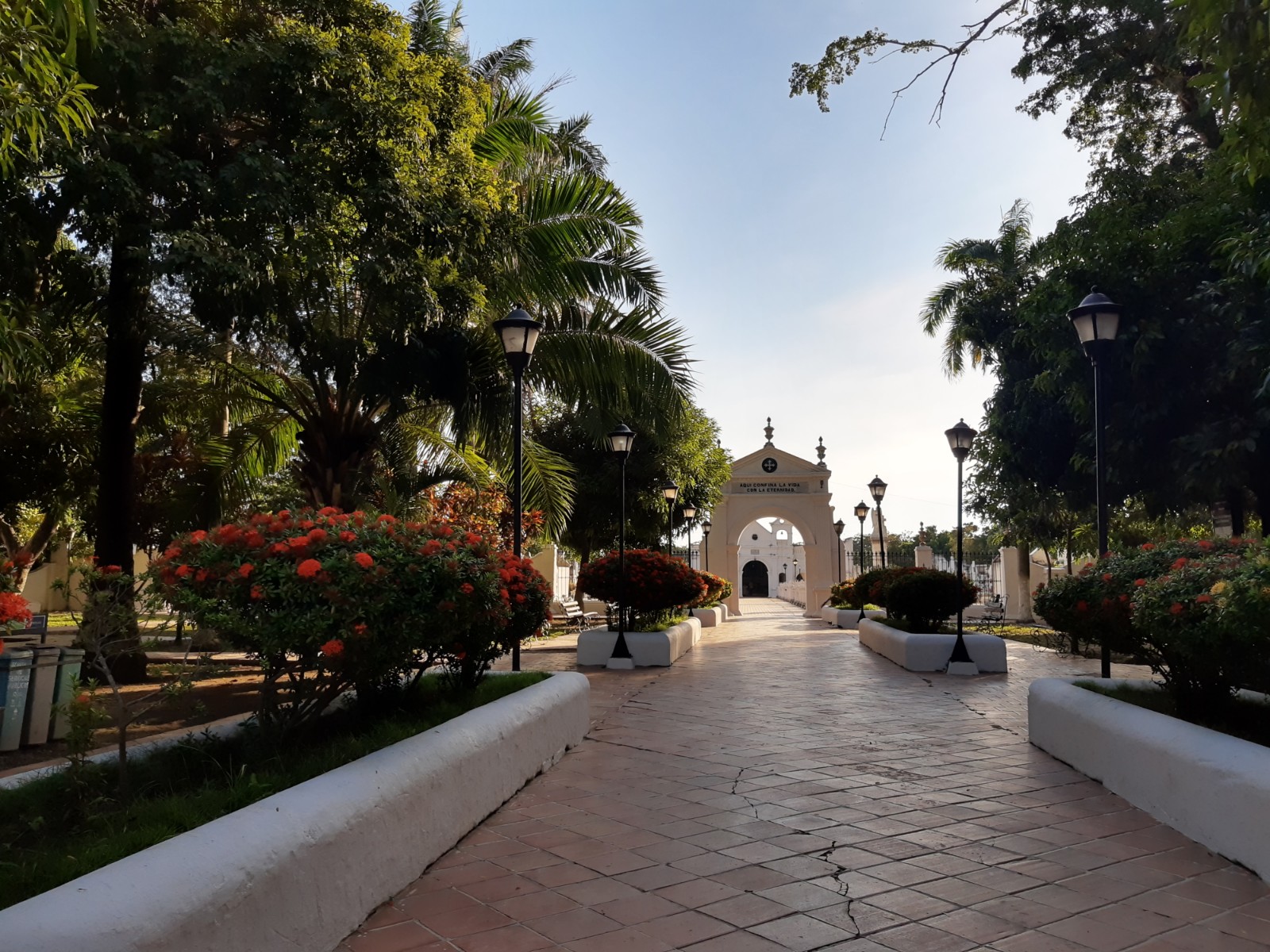El Cementerio Municipal de Mompox es un centro de encuentro para los momposinos y un atractivo obligado para los turistas.