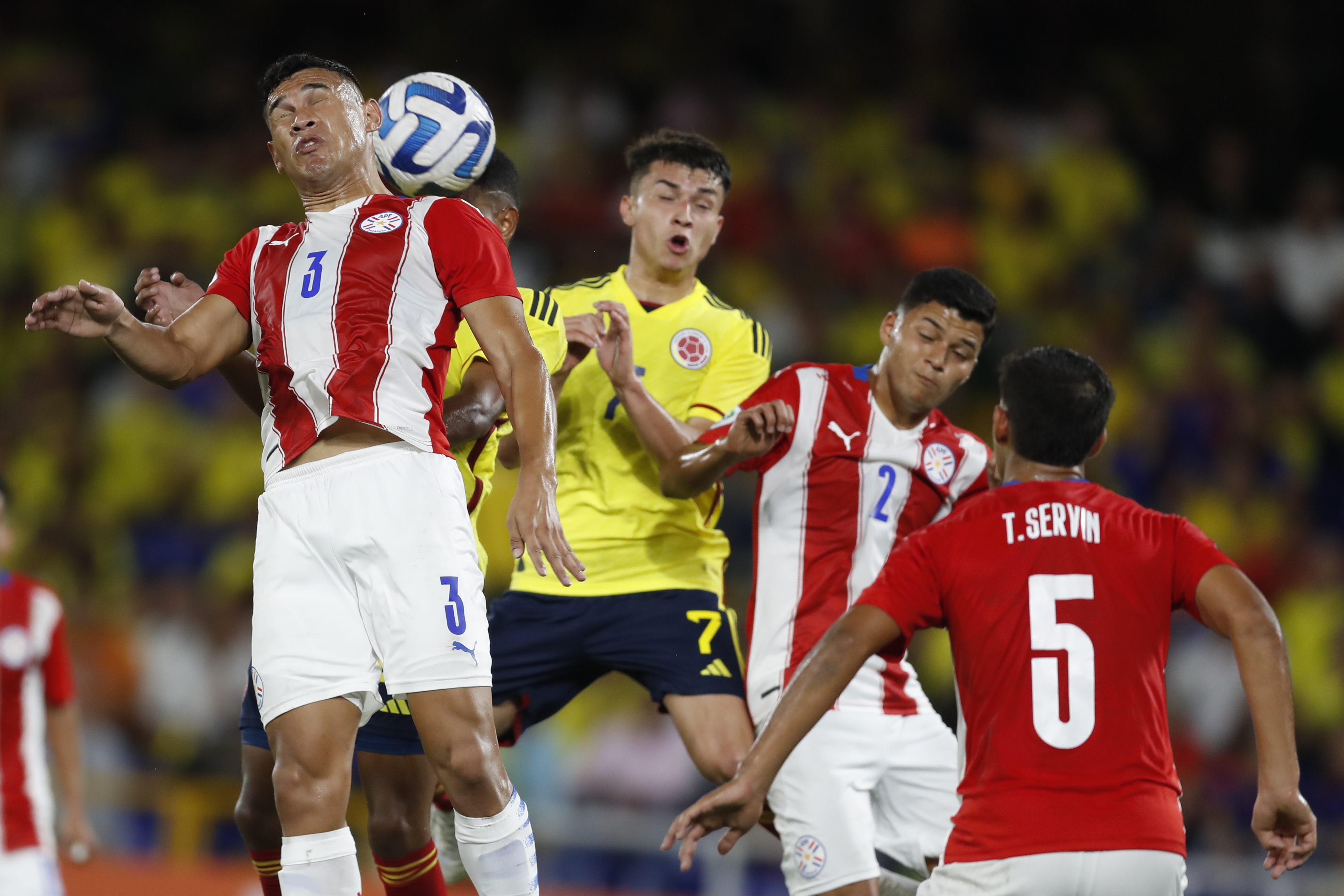 AMDEP240. CALI (COLOMBIA), 19/01/2023.- Juan Fuentes (c) de Colombia disputa un balón con Alexis Flores (i) de Paraguay hoy, en un partido de la fase de grupos del Campeonato Sudamericano Sub'20 entre las seleccione de Colombia y Paraguay en el estadio Pascual Guerrero en Cali (Colombia). EFE/ Ernesto Guzmán Jr.