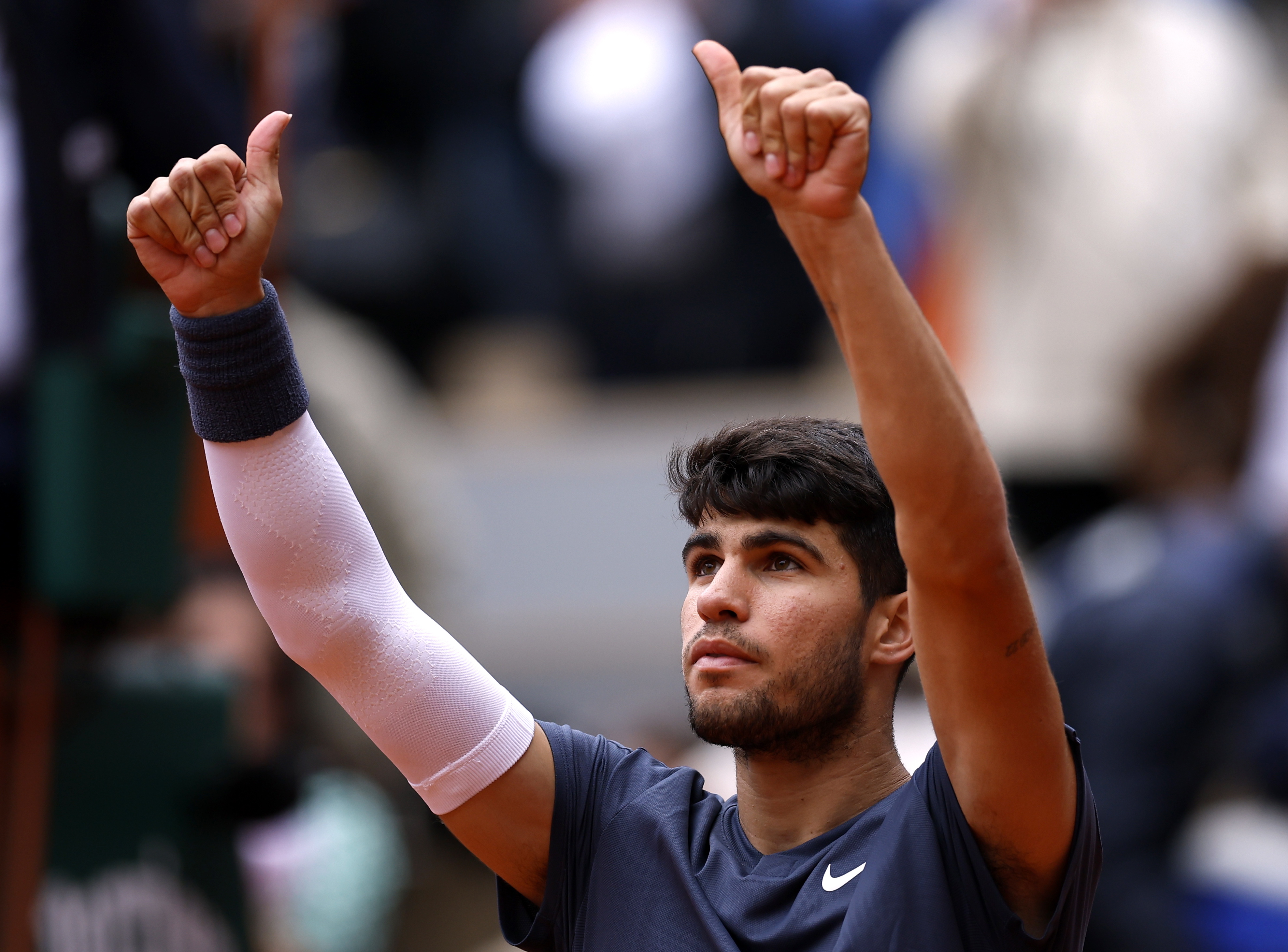 Iga Swiatek y Carlos Alcaraz siguen firmes en Roland Garros