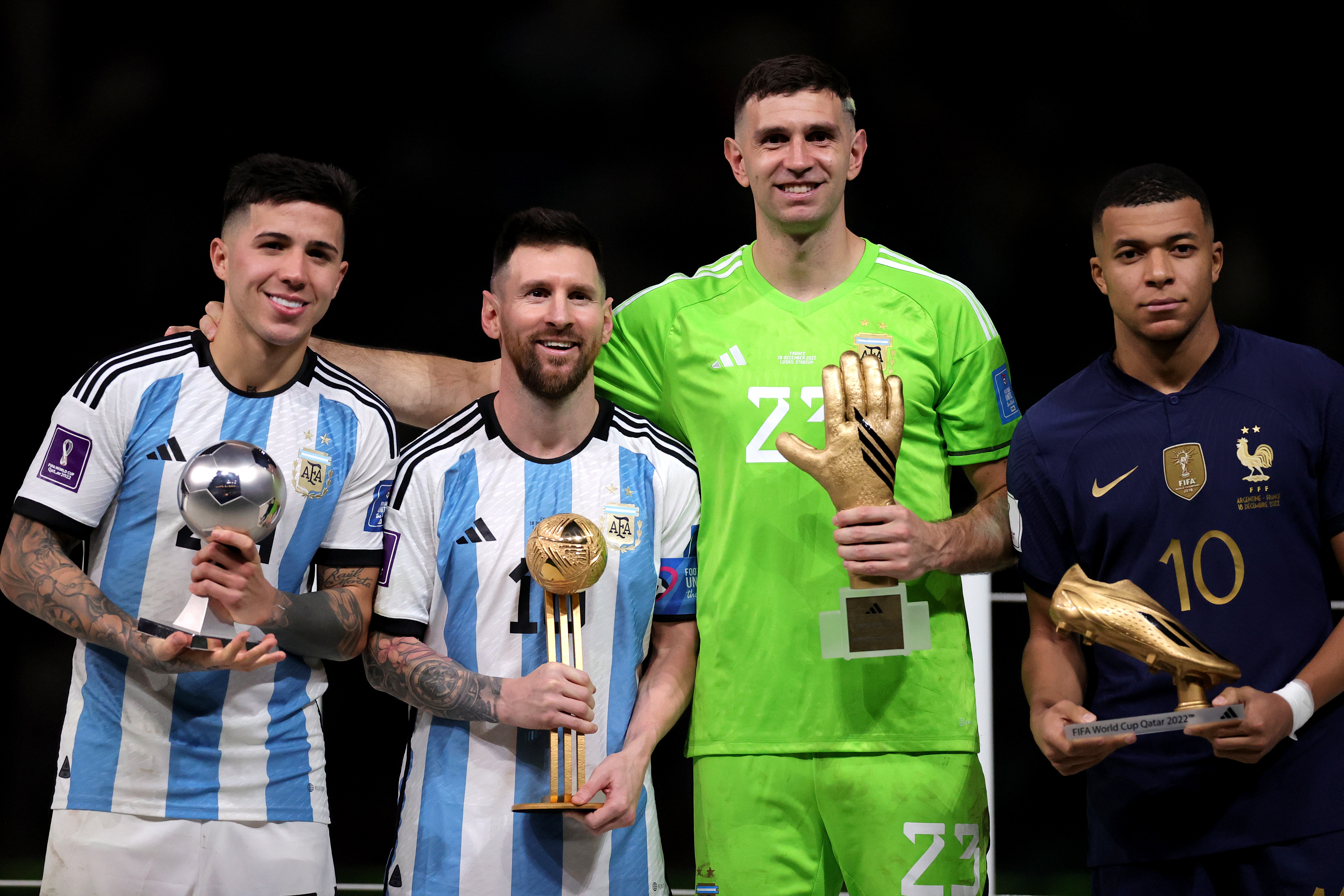 Lusail (Qatar), 18/12/2022.- (from L) FIFA 2022 Young Player award winner Enzo Fernandez of Argentina, FIFA 2022 Best Player award winner Lionel Messi of Argentina, FIFA 2022 Golden Glove award winner Emiliano Martinez of Argentina and FIFA 2022 Golden Boot winner Kylian Mbappe pose with their trophies after the FIFA World Cup 2022 Final between Argentina and France at Lusail stadium, Lusail, Qatar, 18 December 2022. Argentina won the match in penalty shoot-out. (Mundial de Fútbol, Francia, Estados Unidos, Catar) EFE/EPA/Friedemann Vogel